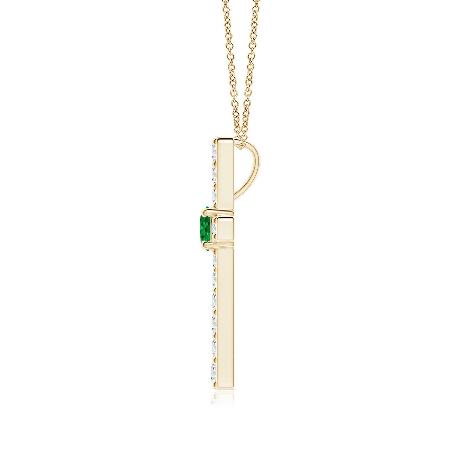 Ce pendentif en forme de croix réalisé en or jaune 14k est une splendide expression de votre foi. Elle est ornée de diamants ronds sertis sur la tranche et d'une émeraude verte luxuriante en son centre, ce qui crée un magnifique