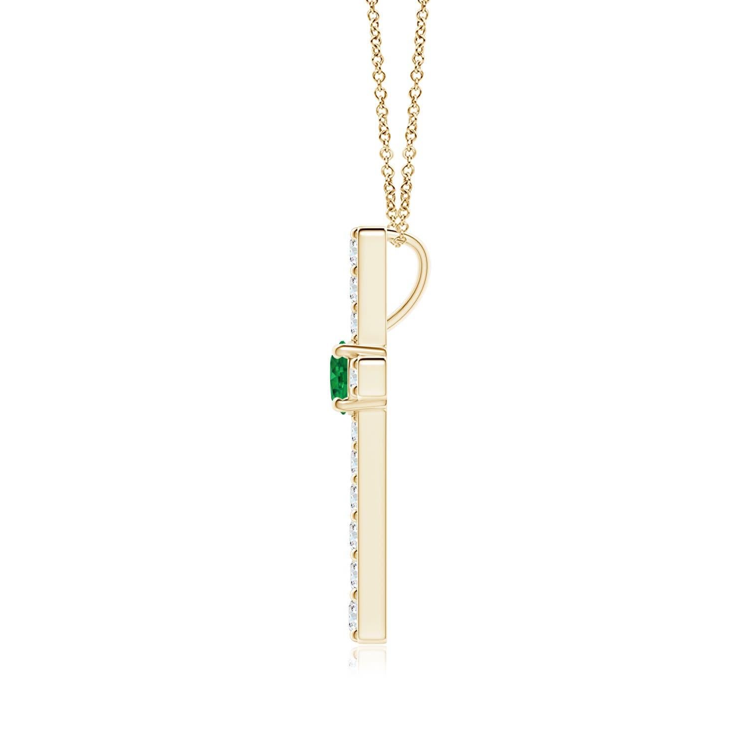Questo ciondolo a forma di croce realizzato in oro giallo 14k è una splendida espressione della tua fede. È tempestato di diamanti rotondi incastonati e di un lussureggiante smeraldo verde al centro, che crea un bellissimo contrasto.
Lo smeraldo è