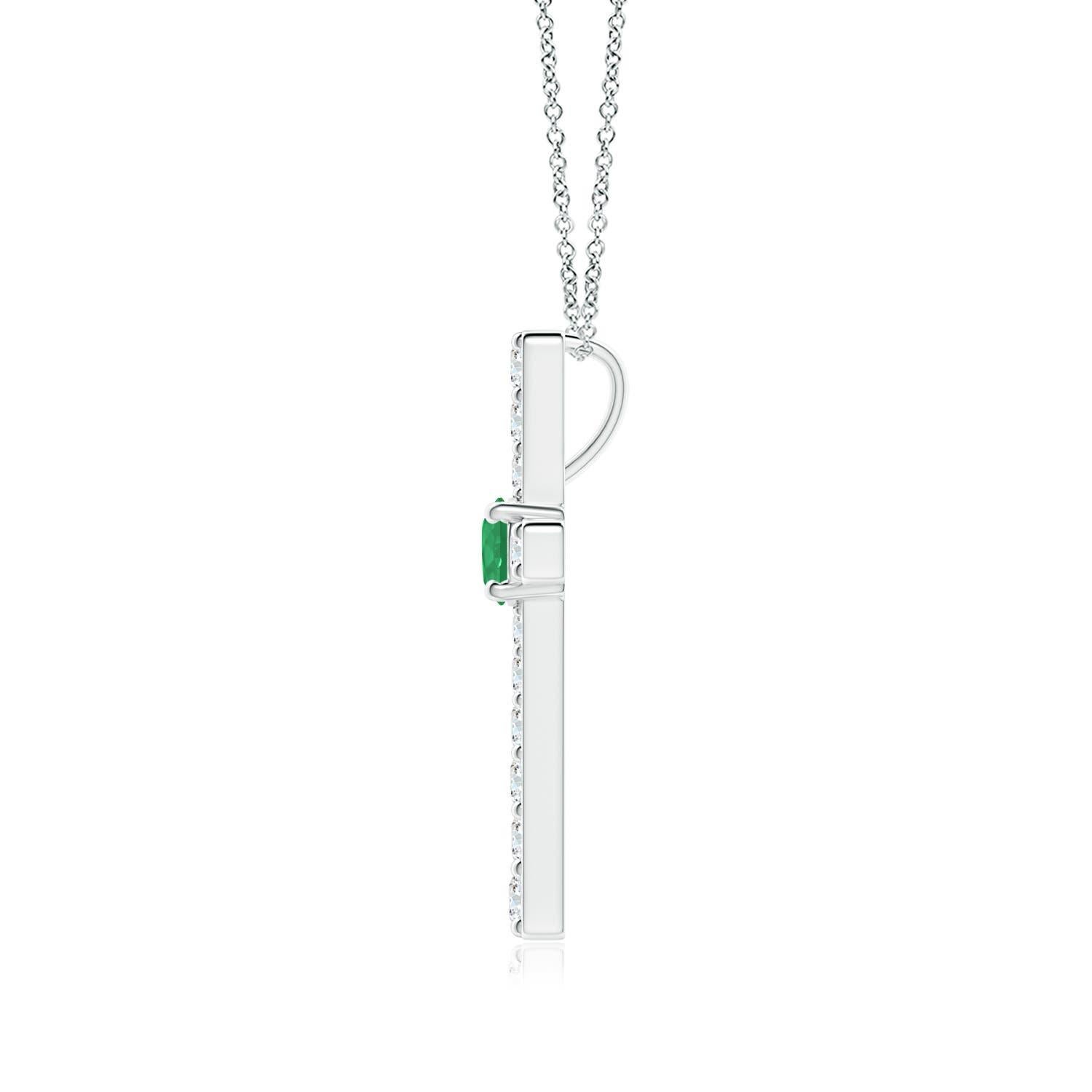 Questo ciondolo a forma di croce realizzato in platino è una splendida espressione della tua fede. È tempestato di diamanti rotondi incastonati e di un lussureggiante smeraldo verde al centro, che crea un bellissimo contrasto.
Lo smeraldo è la