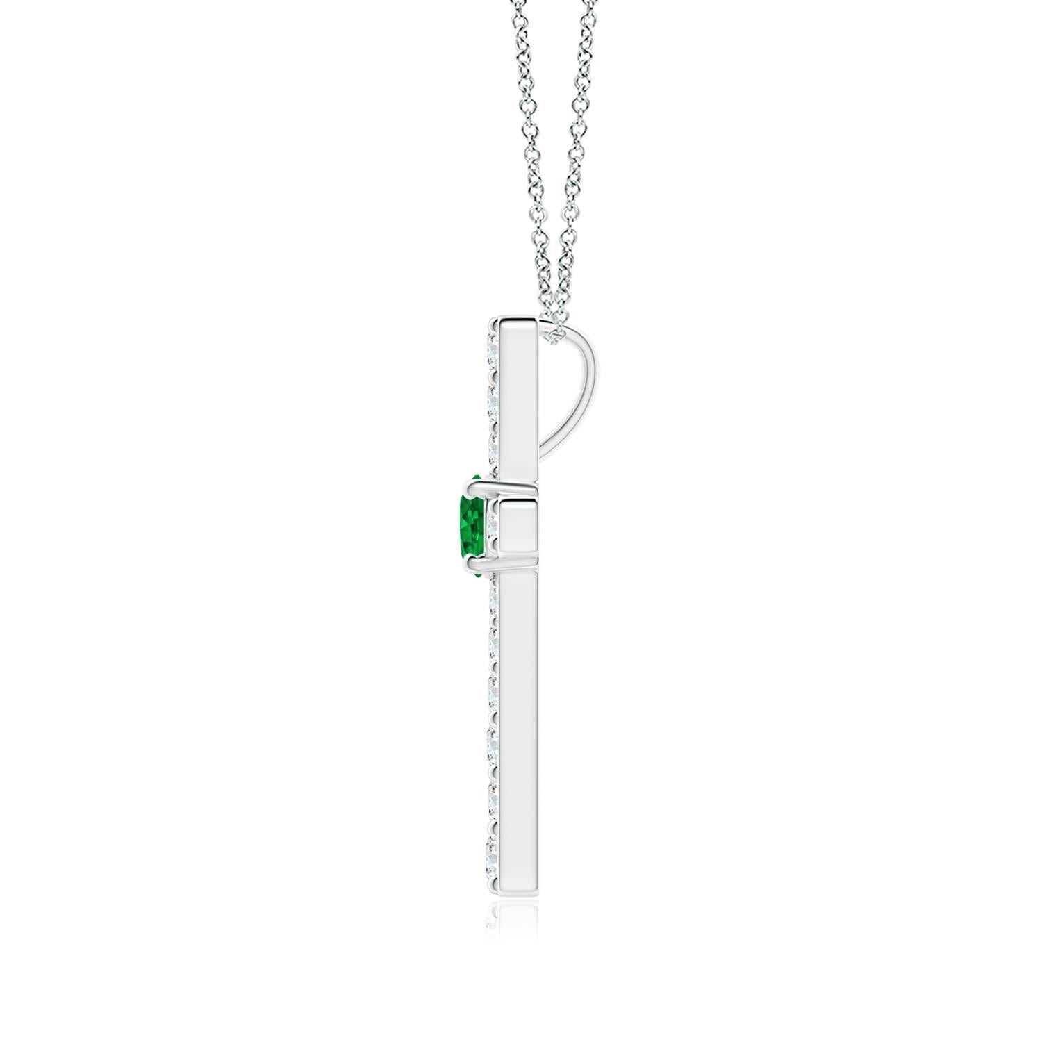 Questo ciondolo a forma di croce realizzato in platino è una splendida espressione della tua fede. È tempestato di diamanti rotondi incastonati e di un lussureggiante smeraldo verde al centro, che crea un bellissimo contrasto.
Lo smeraldo è la