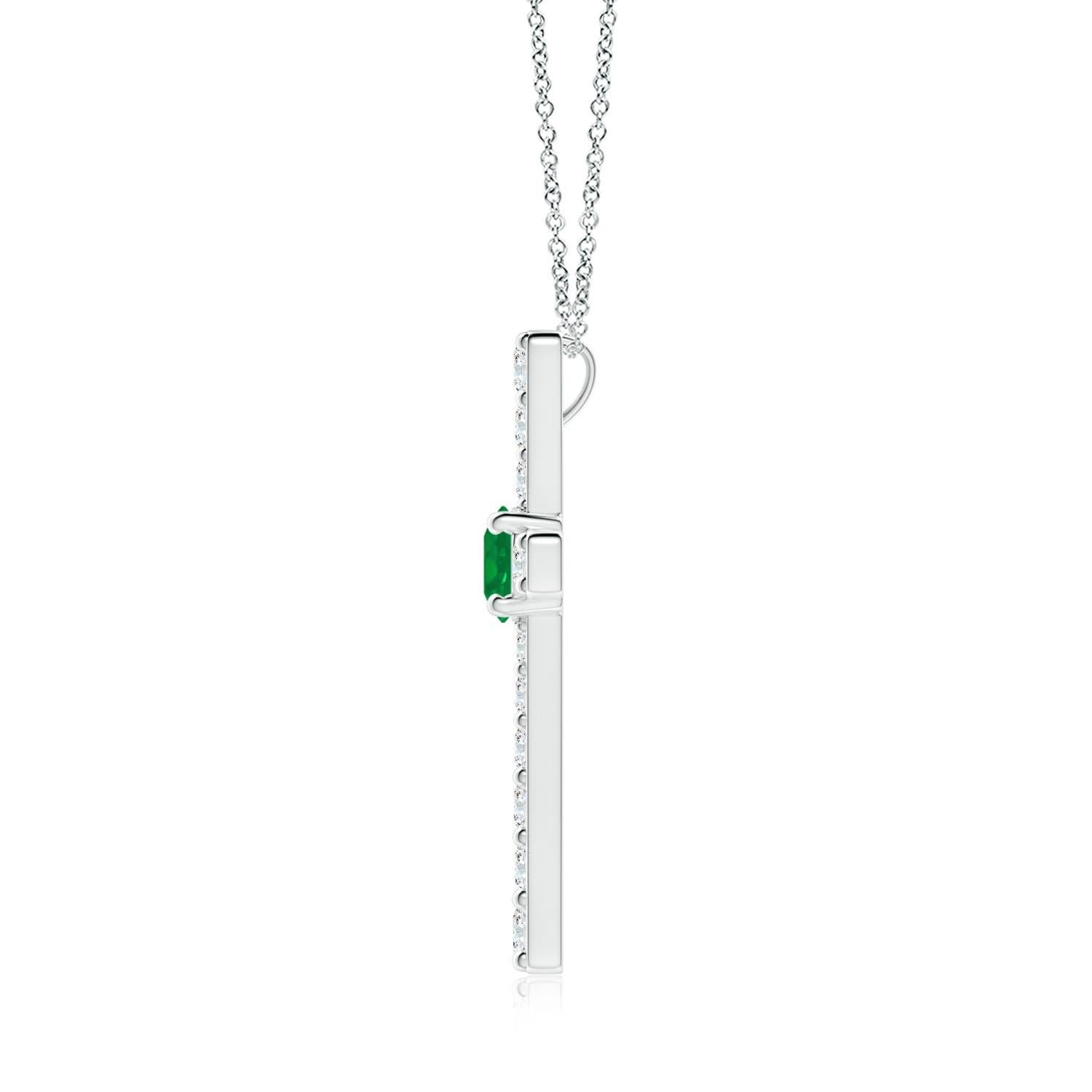Questo ciondolo a forma di croce realizzato in platino è una splendida espressione della tua fede. È tempestato di diamanti rotondi incastonati e di un lussureggiante smeraldo verde al centro, che crea un bellissimo contrasto.
Lo smeraldo è la