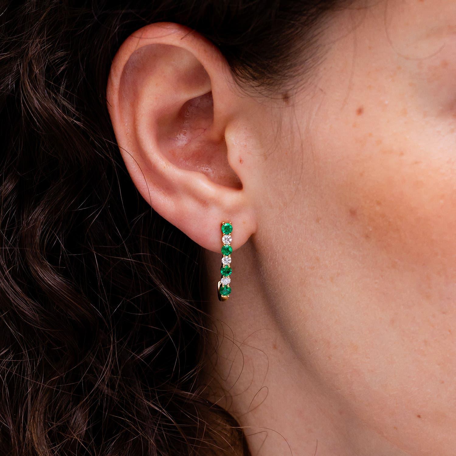 Angara natürlichen Smaragd und Diamant J-Hoop-Ohrringe in 14K massivem Gold für Frauen (Rundschliff) im Angebot