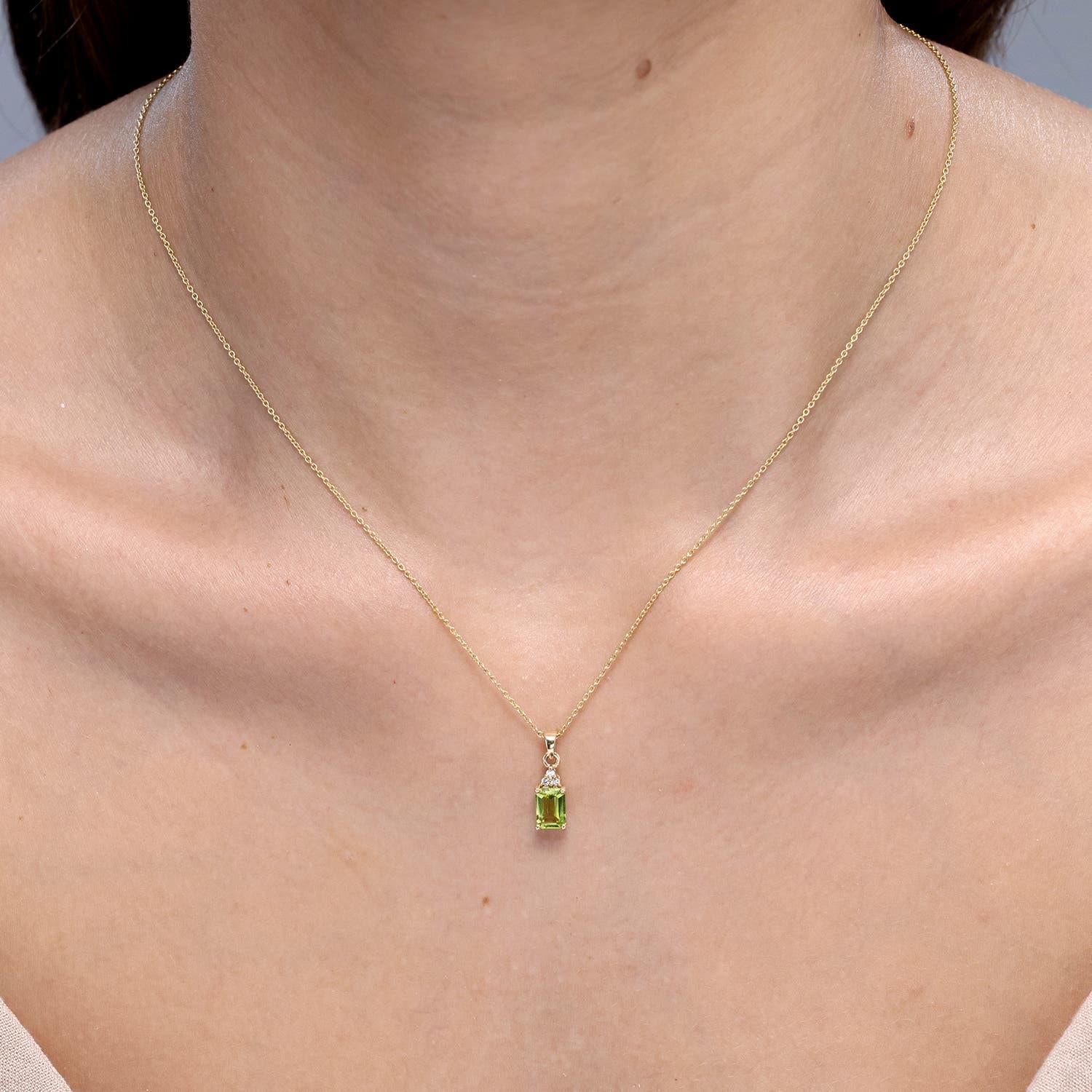Moderno Ciondolo Angara con peridoto naturale taglio smeraldo da 1 carato e diamante in oro massiccio 14 carati in vendita