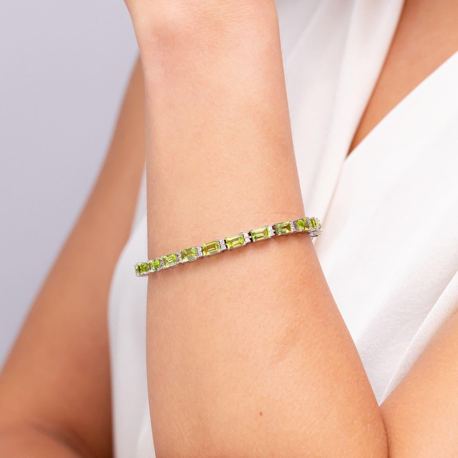 Angara Natürlicher Smaragd-Schliff 13,2 ct Peridot-Armband mit Diamanten in 14K Gold (Moderne) im Angebot