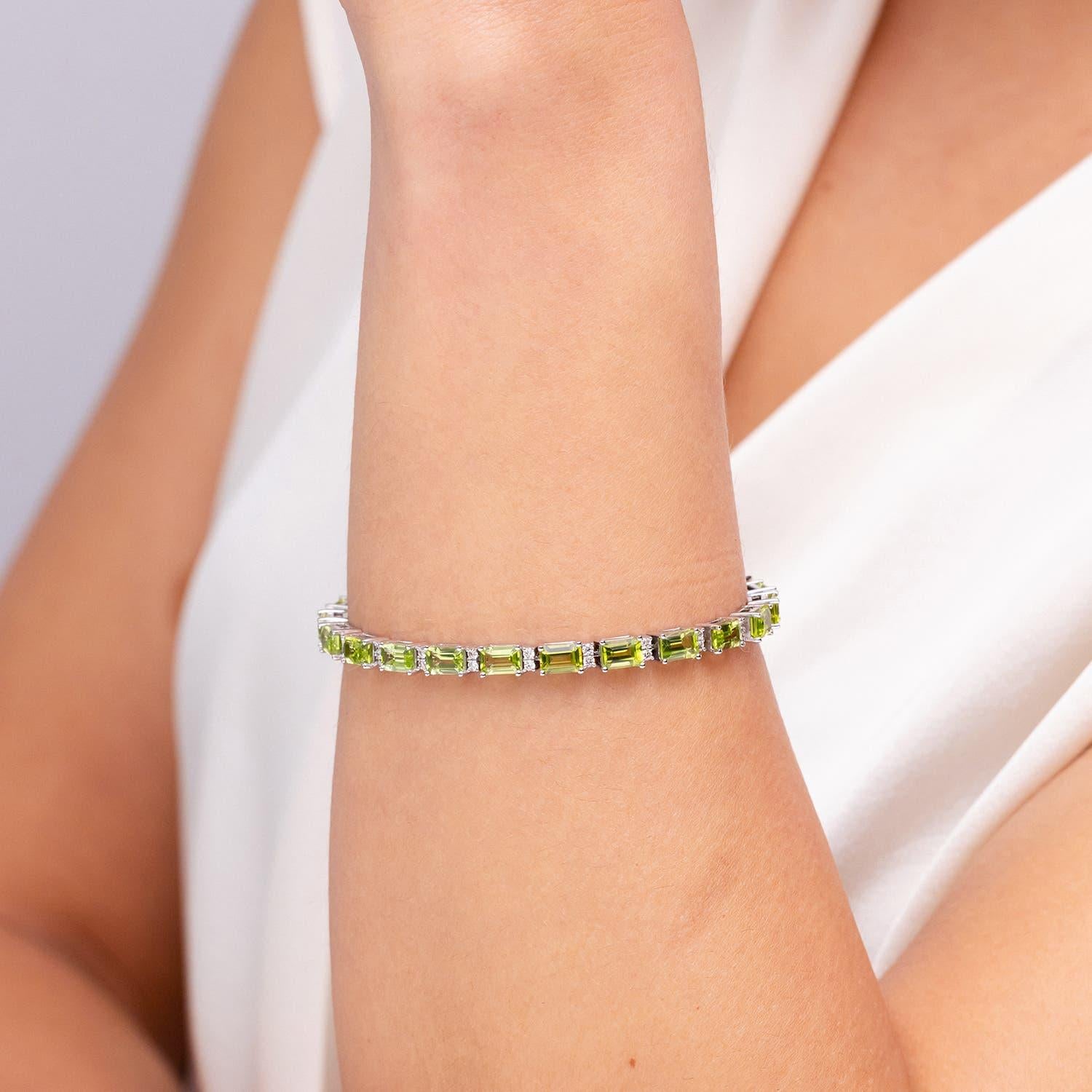 Angara Natürlicher Smaragd-Schliff 13,2 ct Peridot-Armband mit Diamanten in 14K Gold (Smaragdschliff) im Angebot