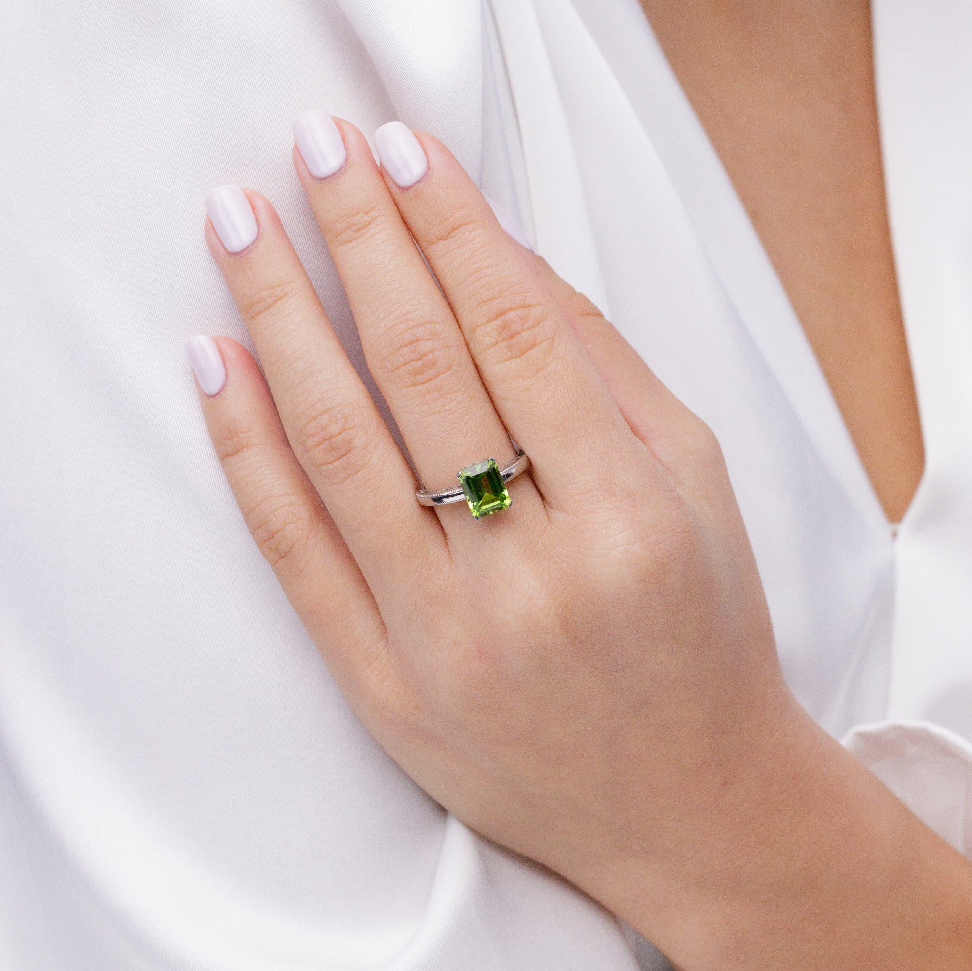 Moderno Angara Anello solitario con peridoto naturale taglio smeraldo da 2,35 carati in oro massiccio 14K in vendita