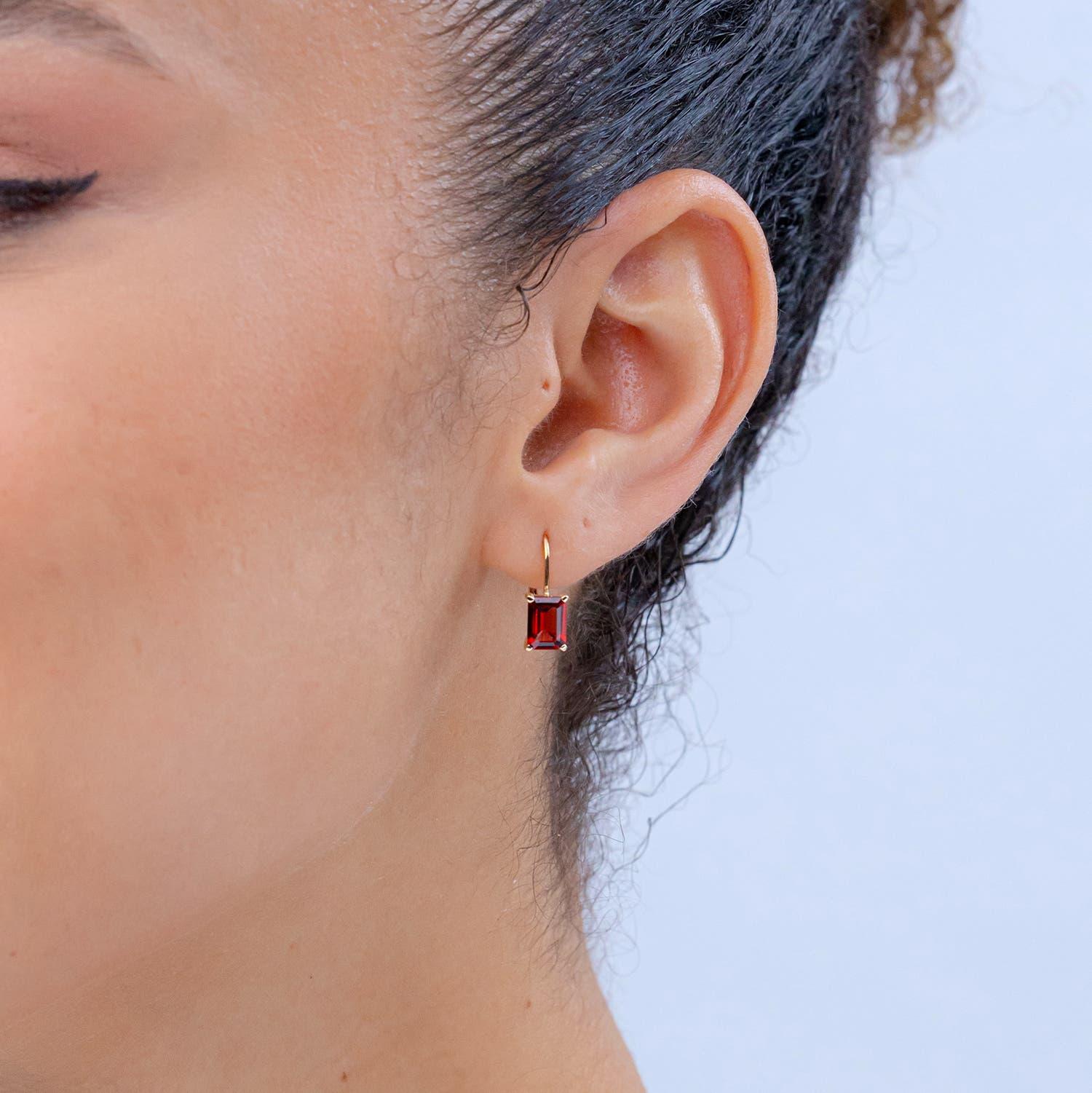 Moderne Angara - Boucles d'oreilles en or 14 carats avec solitaire en grenat taillé en émeraude naturelle de 2,4 ct. en vente