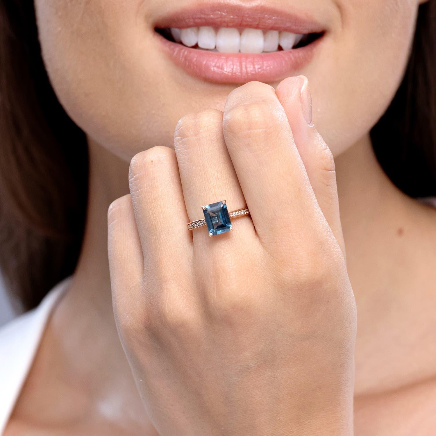 Anillo de cóctel de oro de 14 quilates con topacio azul de Londres de 2,75 ct y talla esmeralda natural de Angara Moderno en venta