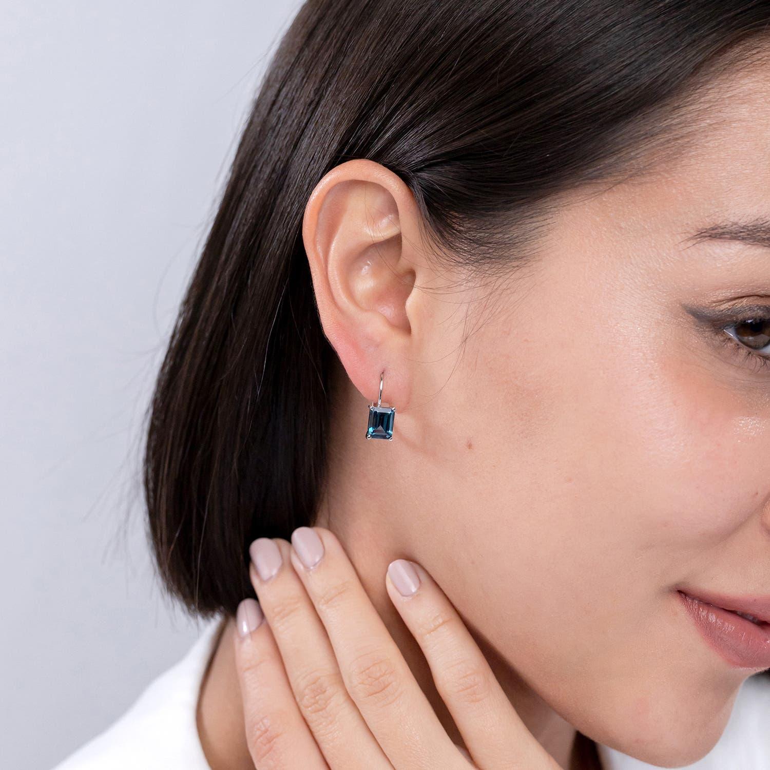 Angara Natürlicher Smaragd-Schliff 3,9ct Londoner Blautopas Ohrring mit Hebelarm aus 14K Gold (Moderne) im Angebot