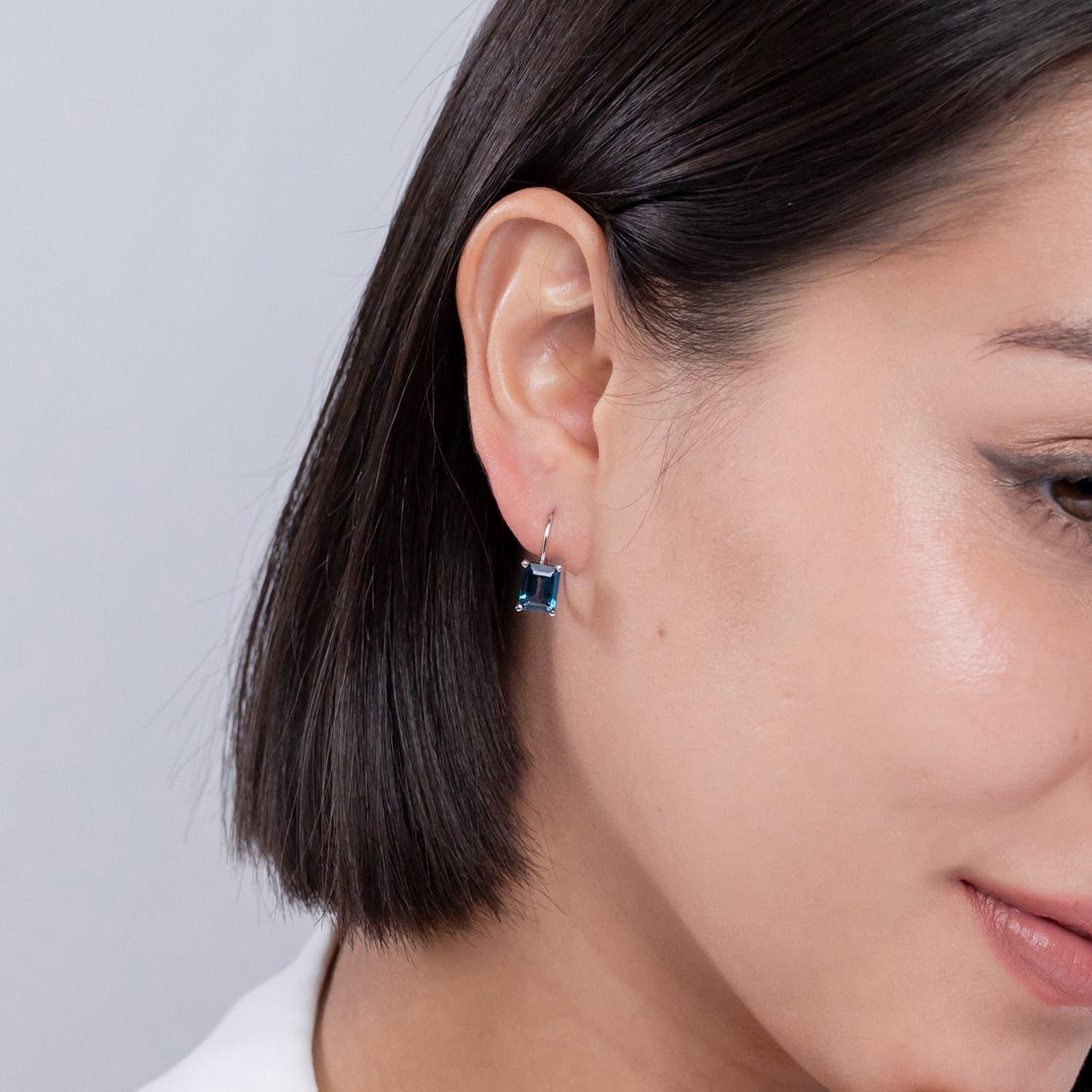 Angara Natürlicher Smaragd-Schliff 3,9ct Londoner Blautopas Ohrring mit Hebelarm aus 14K Gold (Smaragdschliff) im Angebot