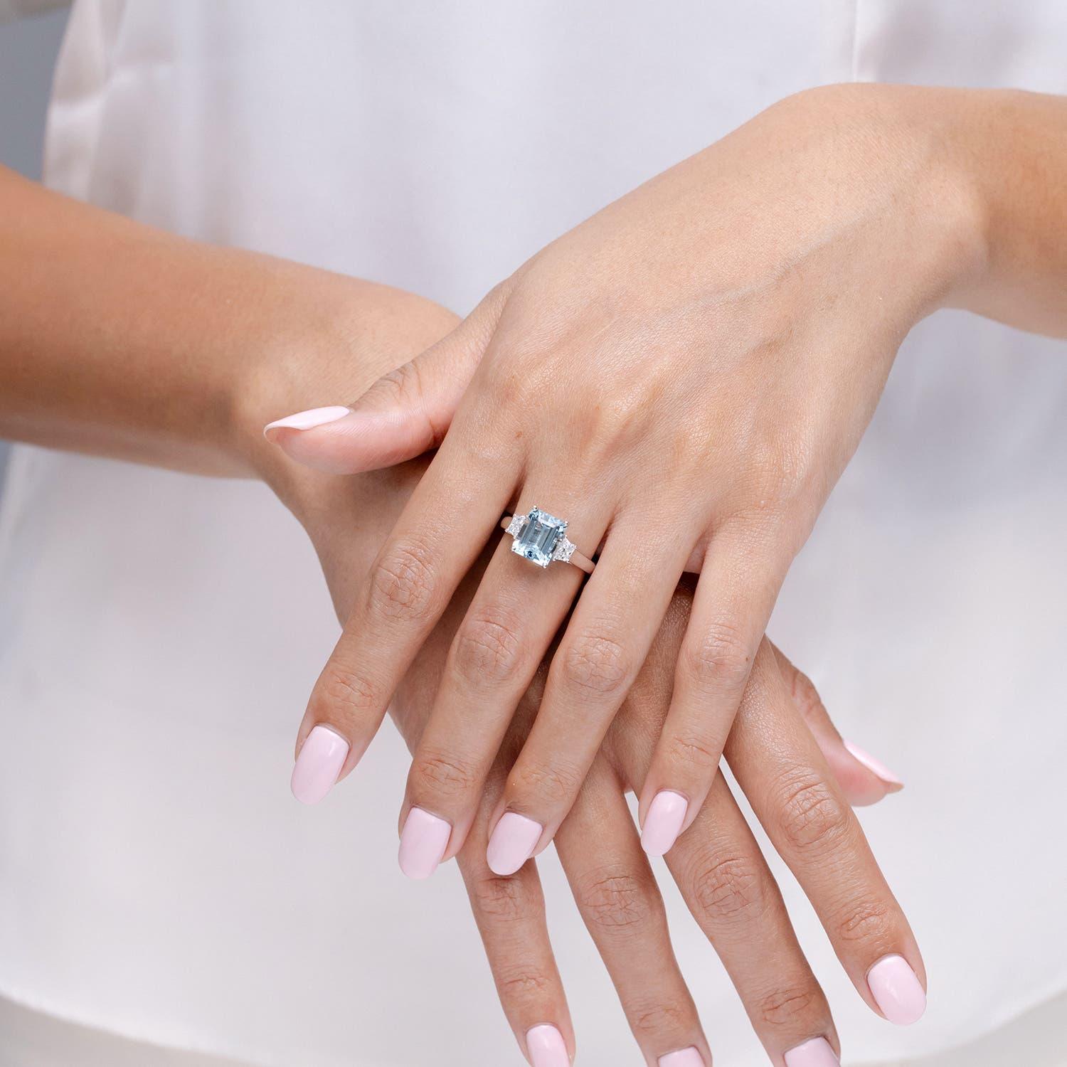 Angara Anillo de compromiso de oro de 14 quilates con aguamarina natural talla esmeralda de 3 ct y diamantes Moderno en venta