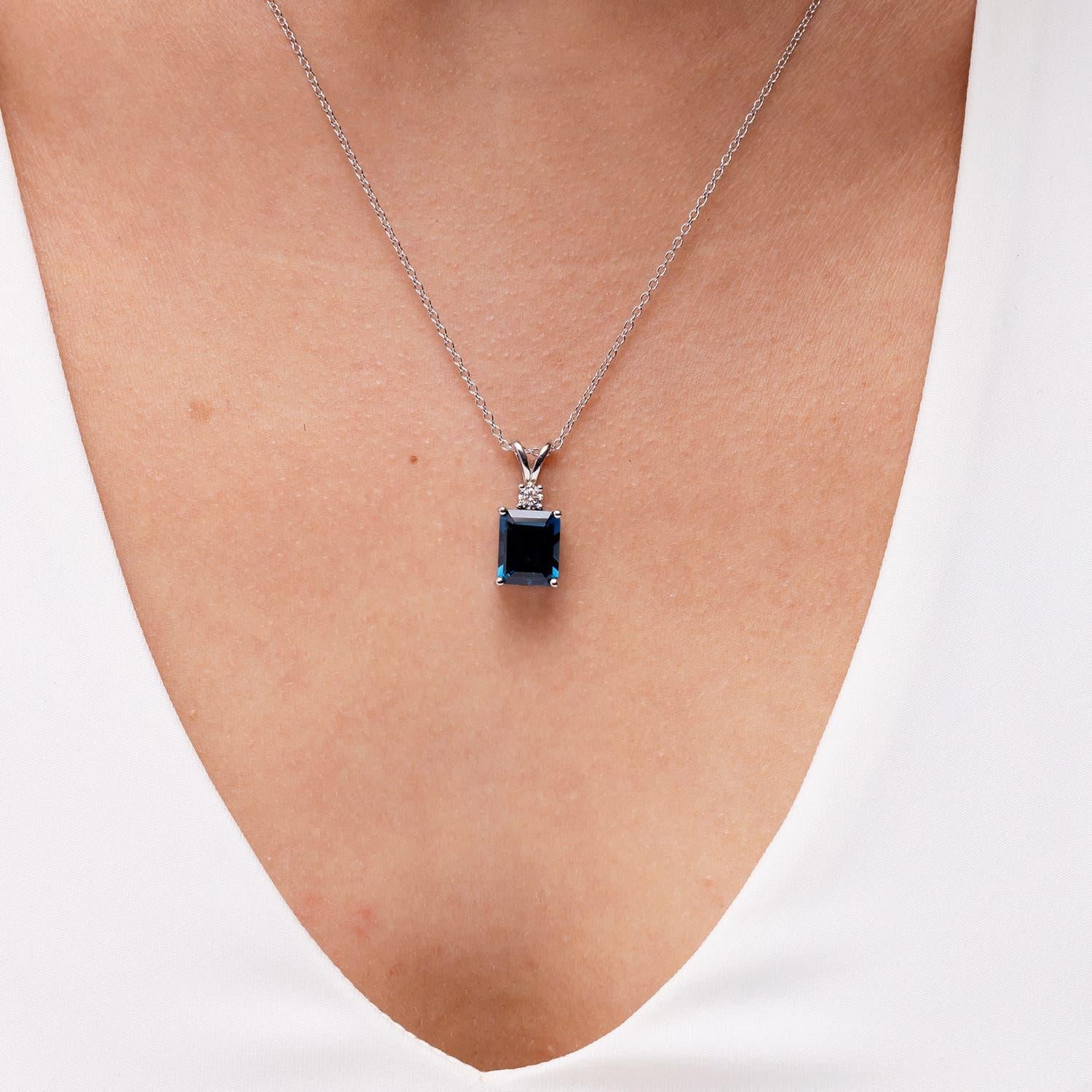 Moderne Angara Pendentif en or massif 14K avec topaze bleue de Londres taillée en émeraude naturelle de 4 ct en vente