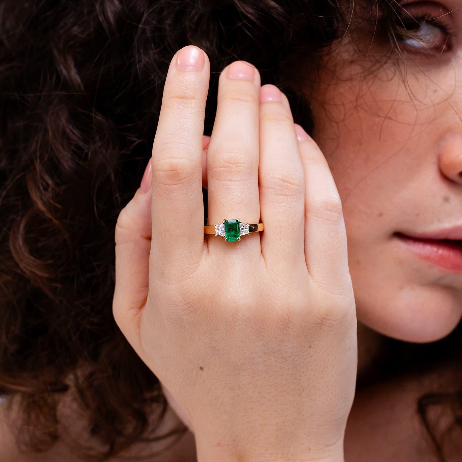 Anillo Angara de esmeralda natural y diamante trapezoidal en oro macizo de 14 quilates Moderno en venta