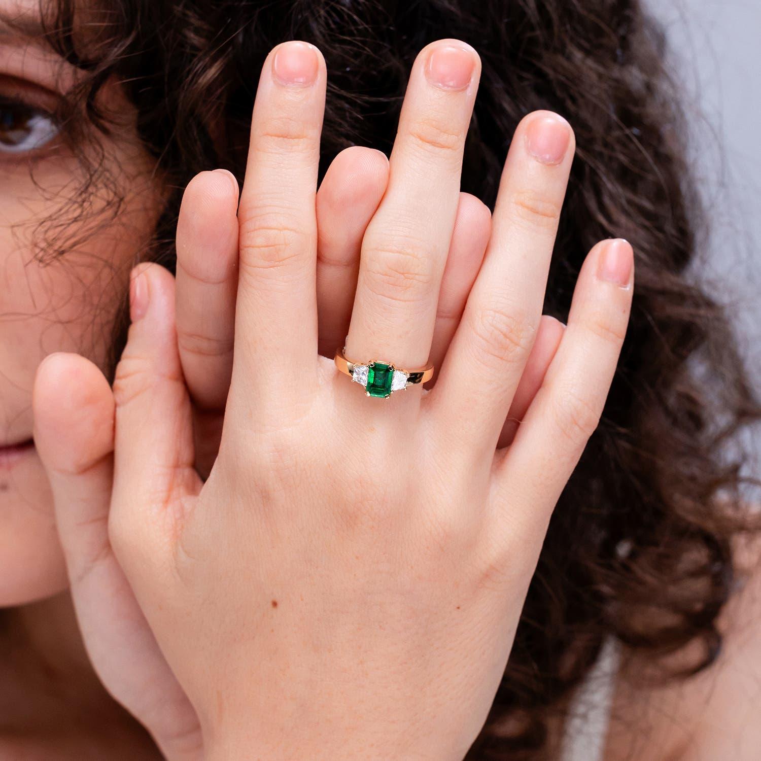 Anillo Angara de esmeralda natural y diamante trapezoidal en oro macizo de 14 quilates Corte esmeralda en venta