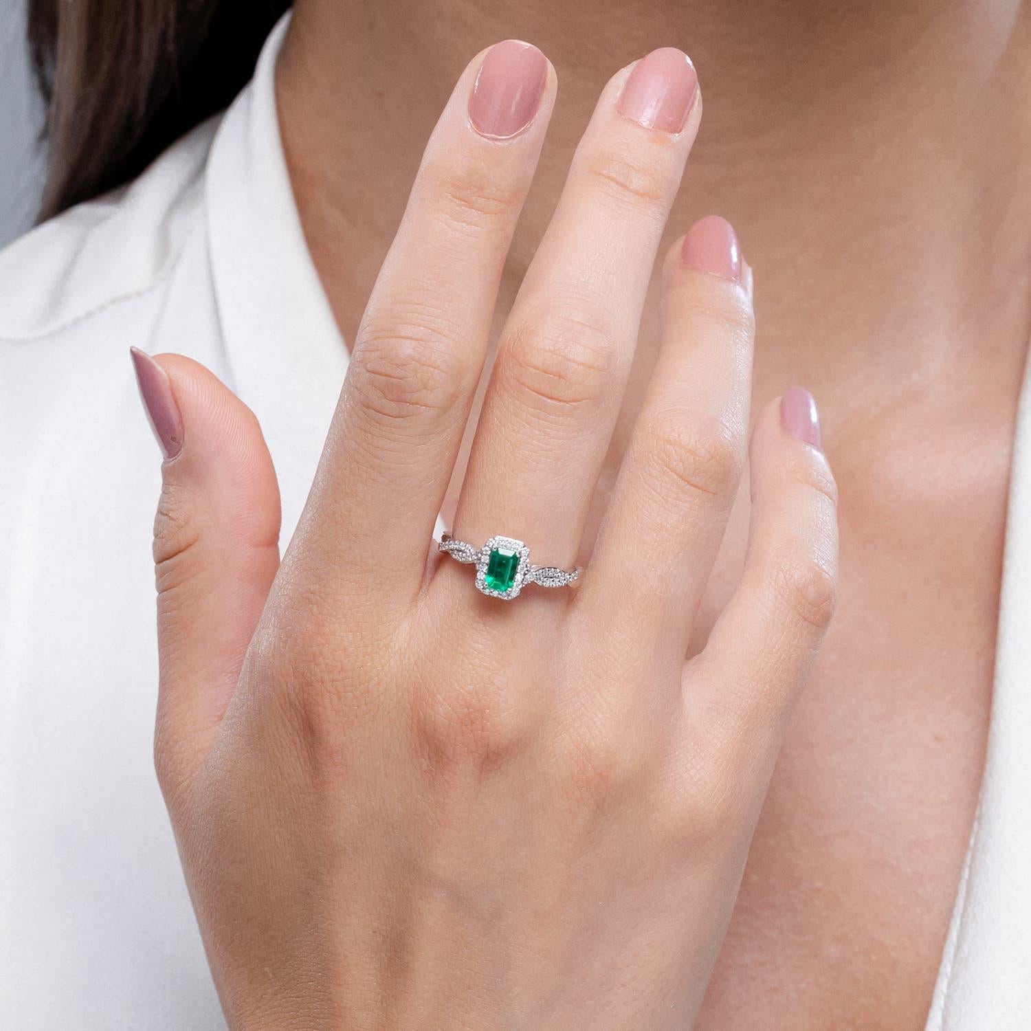 Moderne Bague Angara en or massif 14 carats avec halo d'émeraudes naturelles et tige torsadée en vente