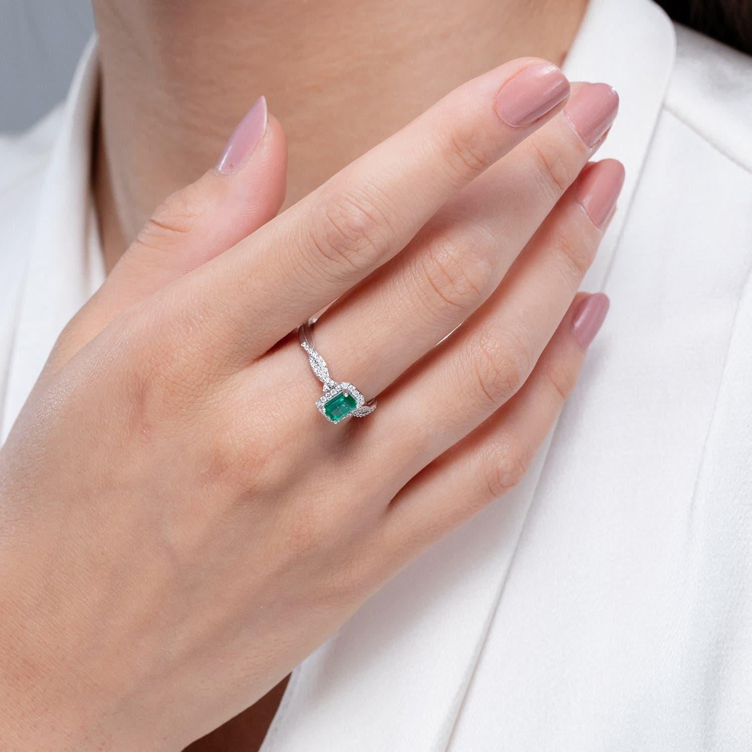 Taille émeraude Bague Angara en or massif 14 carats avec halo d'émeraudes naturelles et tige torsadée en vente