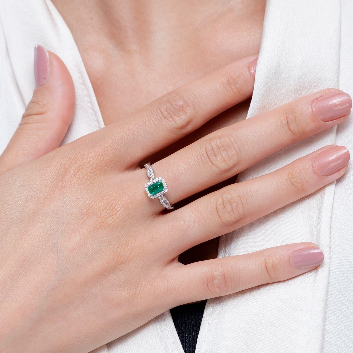 Bague Angara en or massif 14 carats avec halo d'émeraudes naturelles et tige torsadée Neuf - En vente à Los Angeles, CA