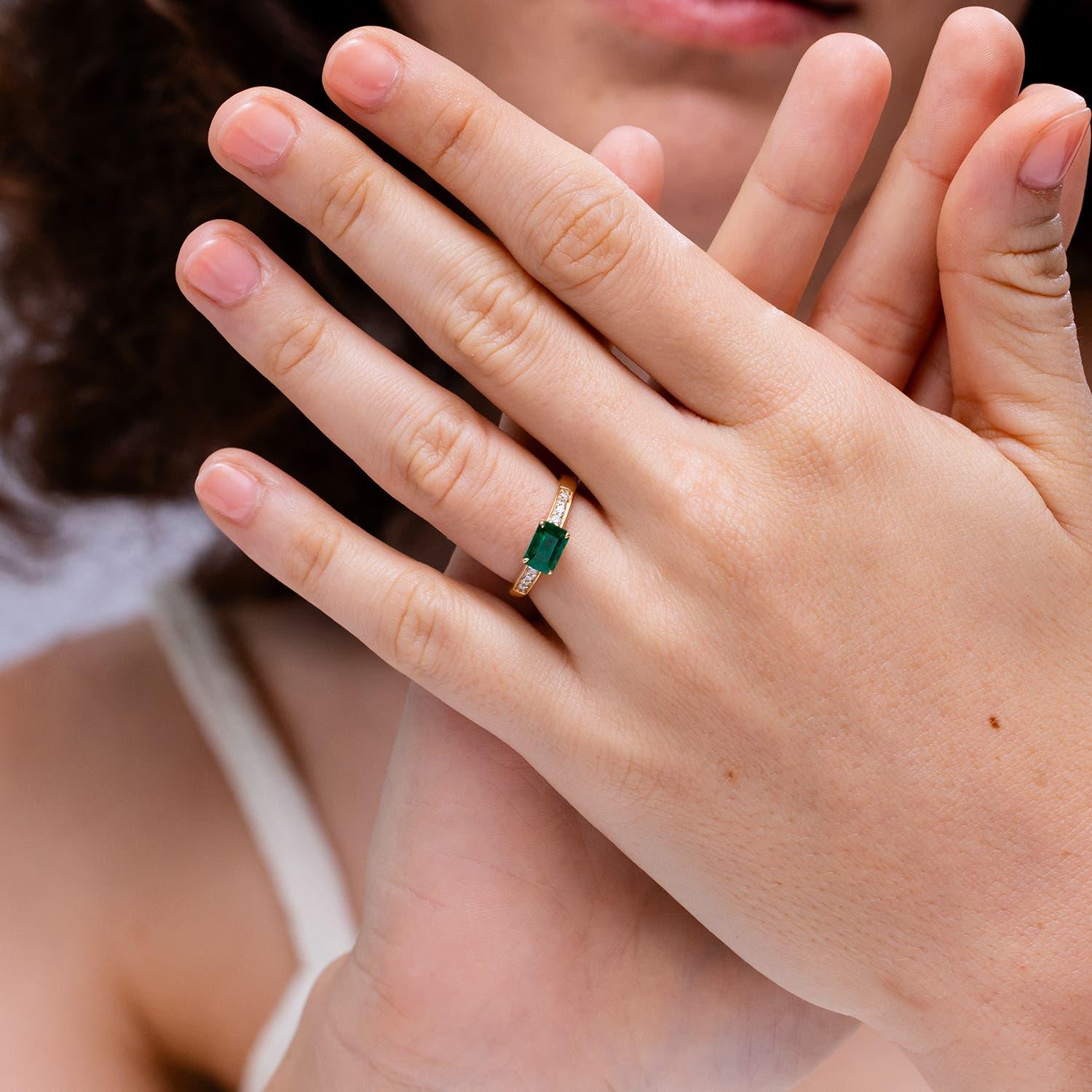 Moderne Bague solitaire en or massif 14K avec diamant et émeraude naturelle Angara en vente