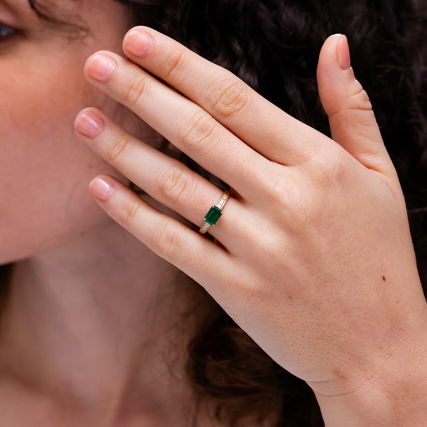 Taille émeraude Bague solitaire en or massif 14K avec diamant et émeraude naturelle Angara en vente