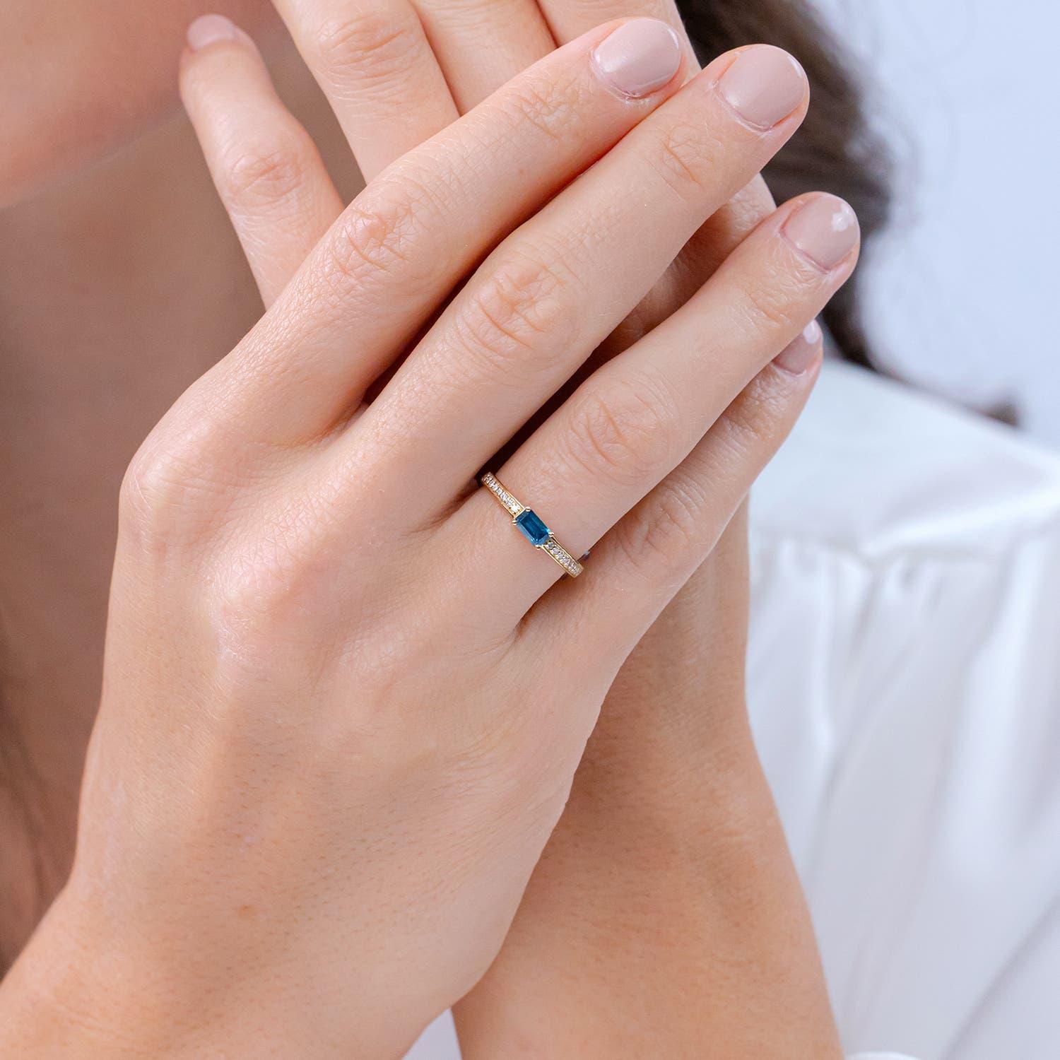 Angara Natürlicher Smaragd-Schliff Londoner Blautopas Solitär Ring in 14K massivem Gold (Moderne) im Angebot