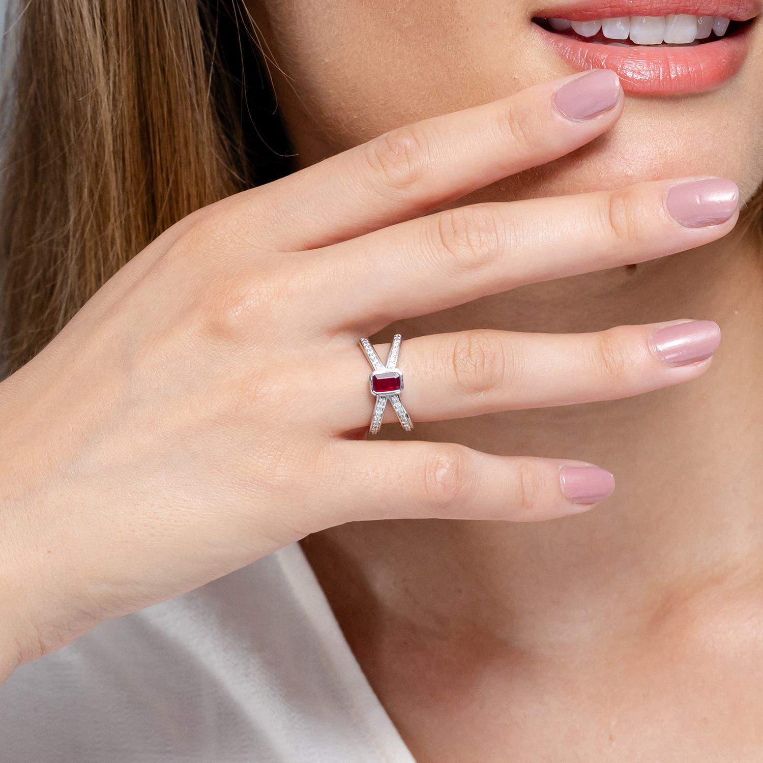 Angara Natürliche Smaragd-Schliff Rubin Solitär Verlobungsring in 14K massivem Gold (Smaragdschliff) im Angebot