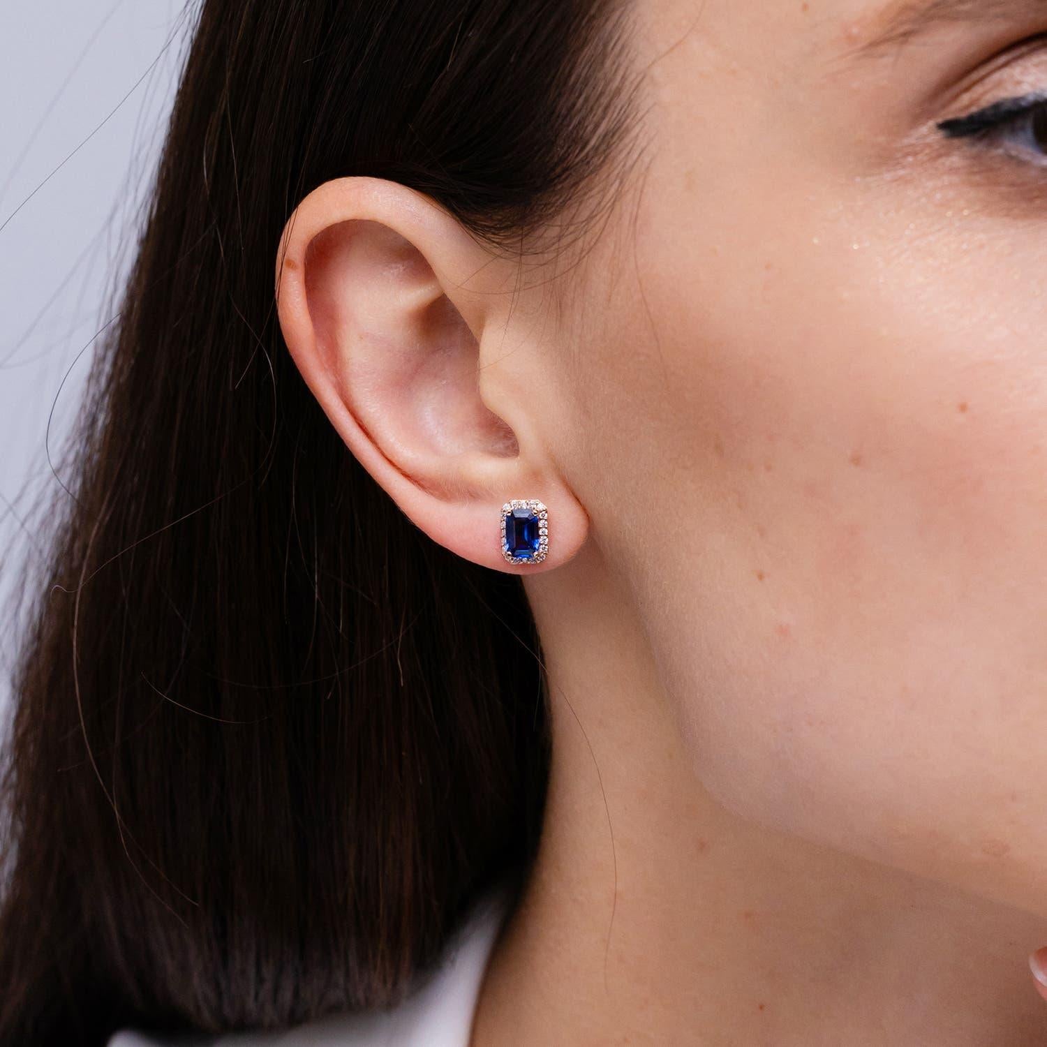 Moderne Angara - Boucles d'oreilles saphir taille émeraude naturelle avec halo de diamants en or 14K en vente
