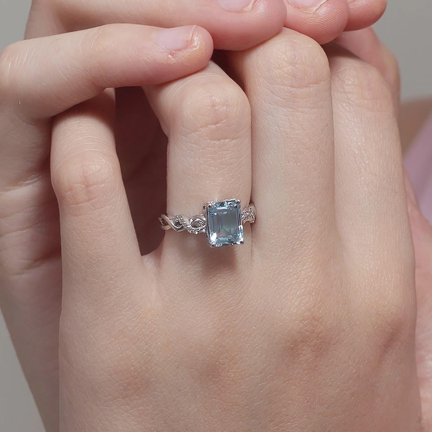 Anillo de Aguamarina Angara Solitario de Corte Esmeralda Natural de 1,35 ct en Oro Macizo de 14K Corte esmeralda en venta