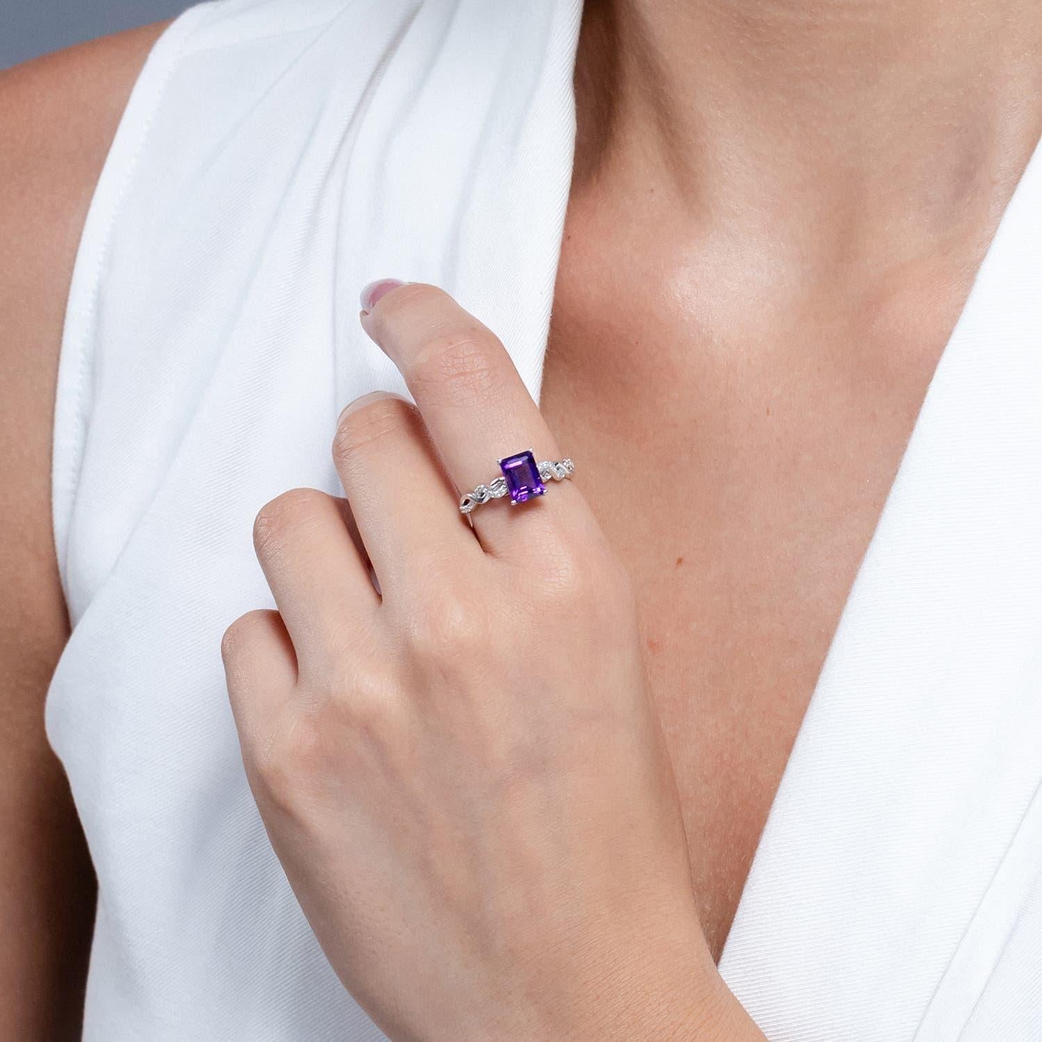 Anillo Angara de amatista natural talla esmeralda con solitario de 1,5 ct en oro macizo de 14 quilates Moderno en venta