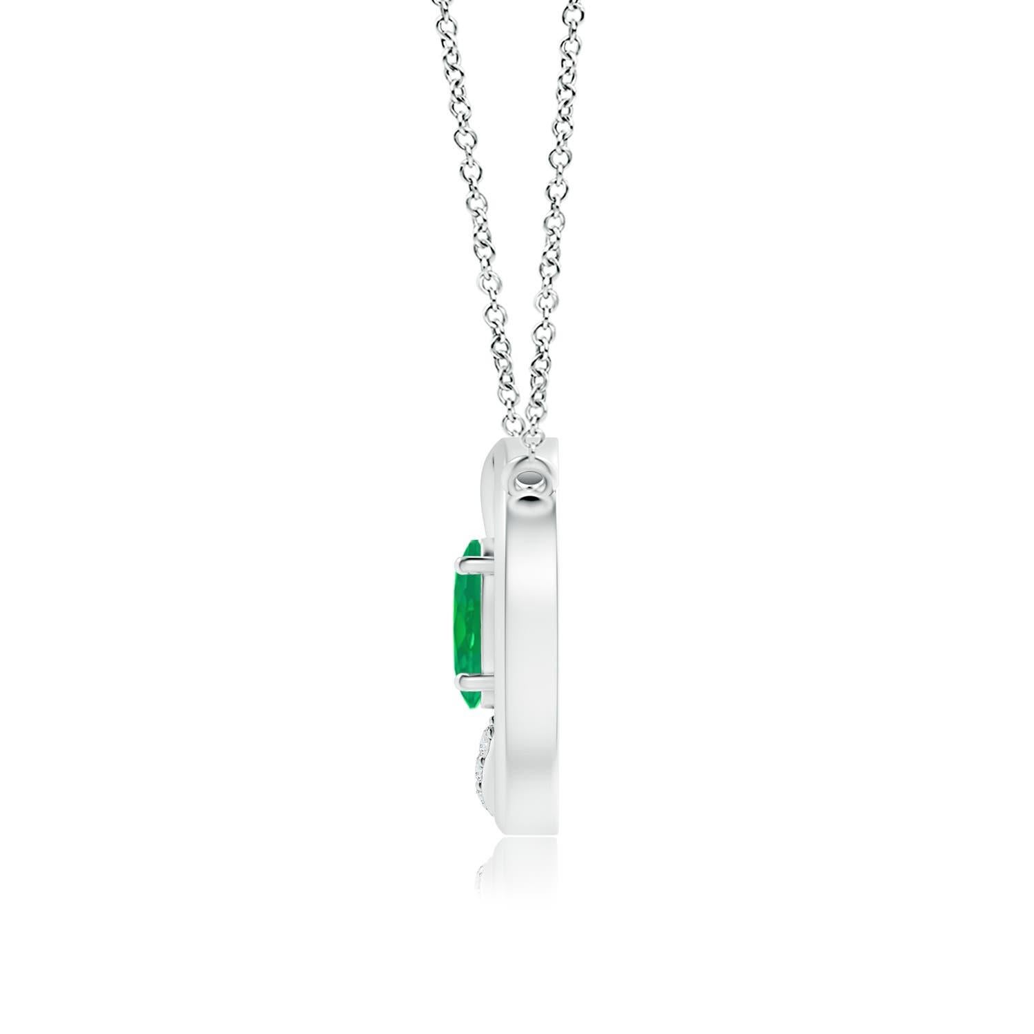 Caratterizzata da cerchi intrecciati, questa collana con ciondolo a forma di smeraldo lascia il segno. Al centro del design si trova uno smeraldo ovale incastonato che affascina con il suo vivace vigore. Uno dei due cerchi di questa collana a cerchi