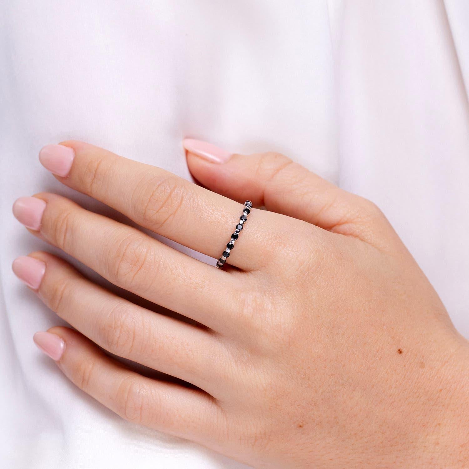 Anillo de boda semieterno de oro de 14 quilates con diamante negro natural realzado Angara Moderno en venta