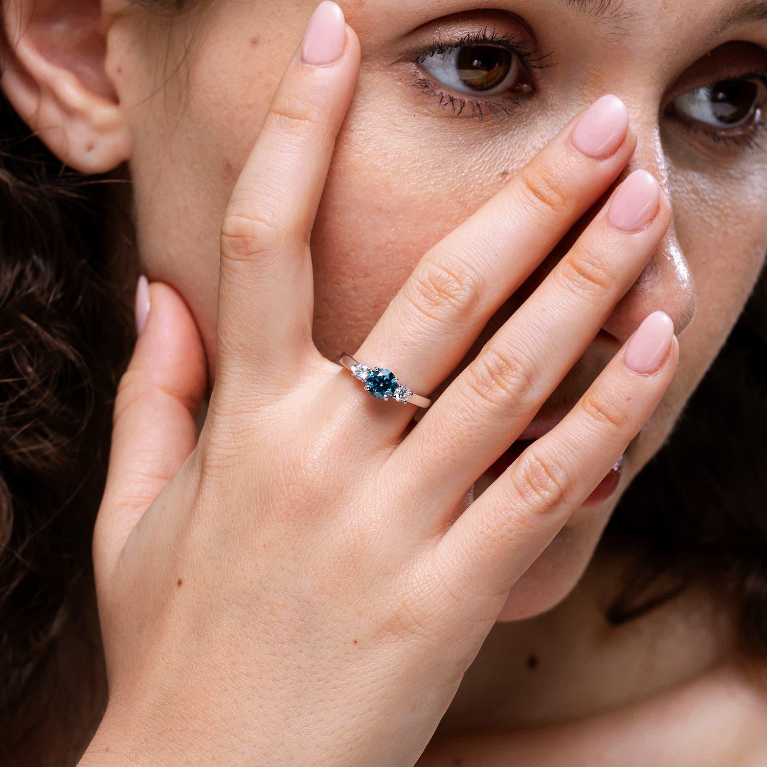 Angara Natural Enhanced Blau und Weiß Diamant Verlobungsring in 14K Solid Gold (Moderne) im Angebot