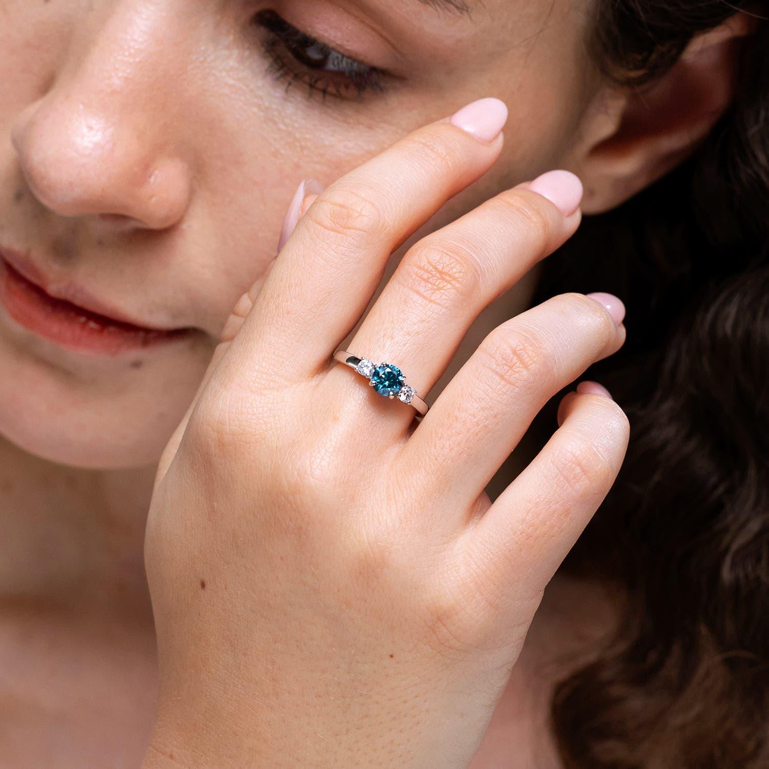 Angara Natural Enhanced Blau und Weiß Diamant Verlobungsring in 14K Solid Gold (Rundschliff) im Angebot
