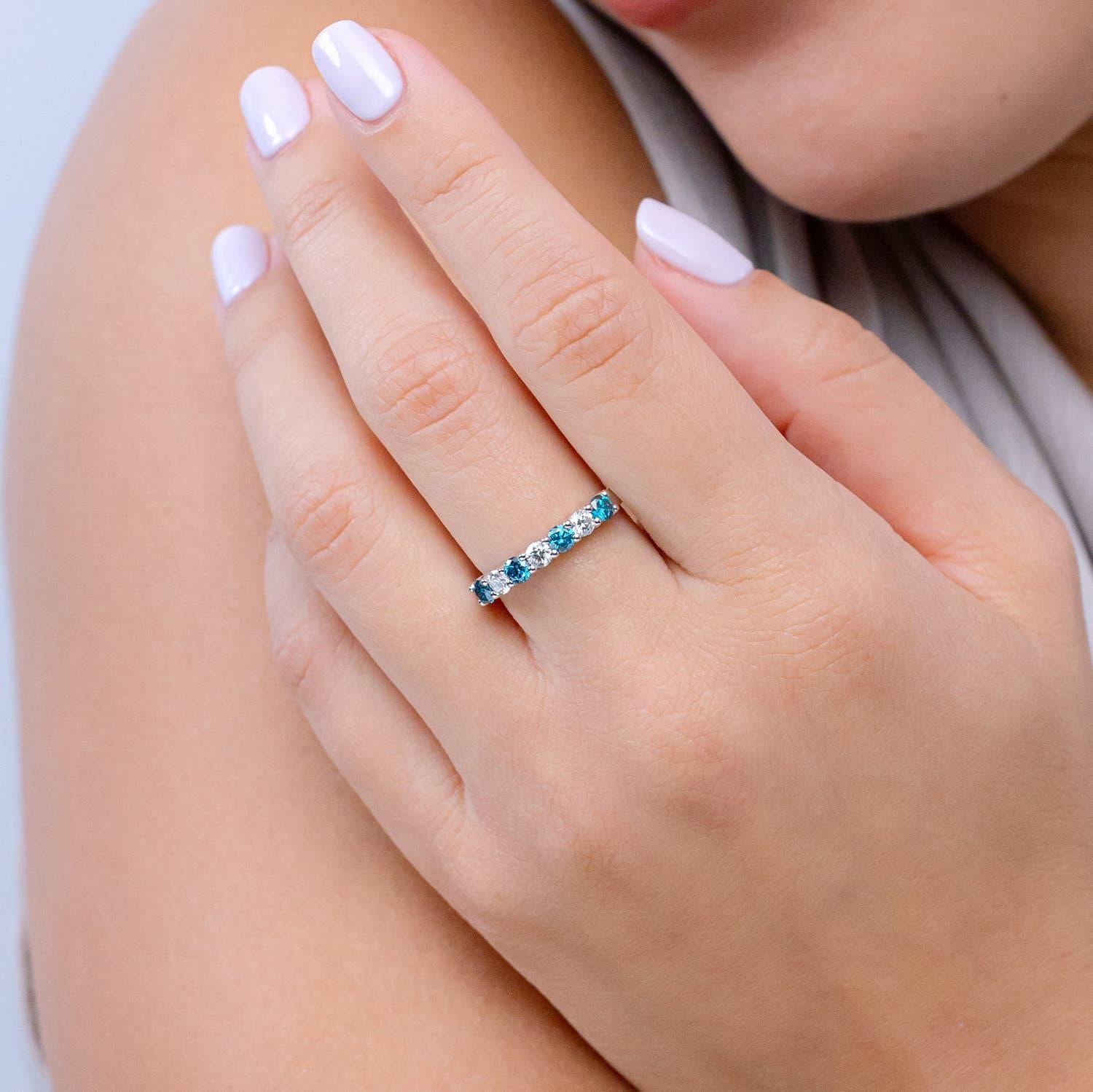 Angara Natural Enhanced Blau und Weiß Diamant Ehering in 14K Solid Gold (Moderne) im Angebot