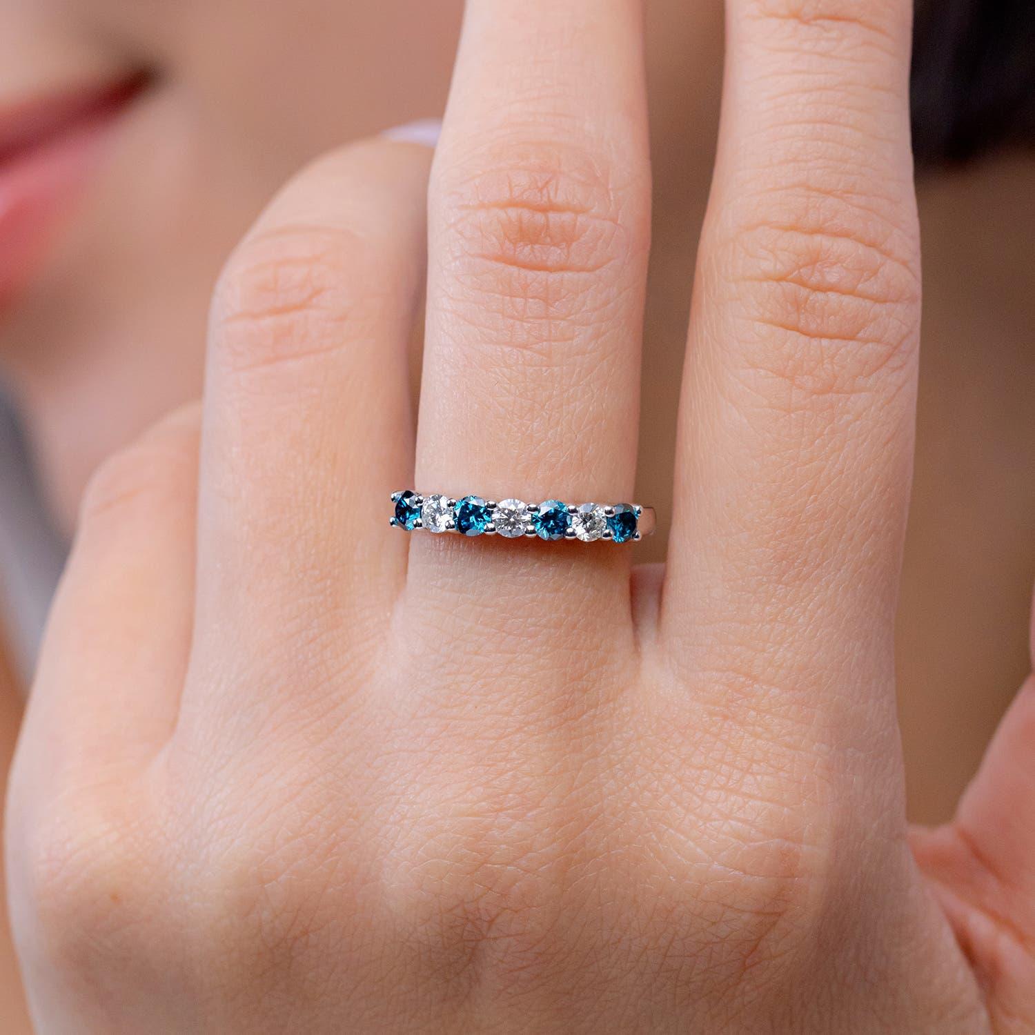 Angara Natural Enhanced Blau und Weiß Diamant Ehering in 14K Solid Gold (Rundschliff) im Angebot