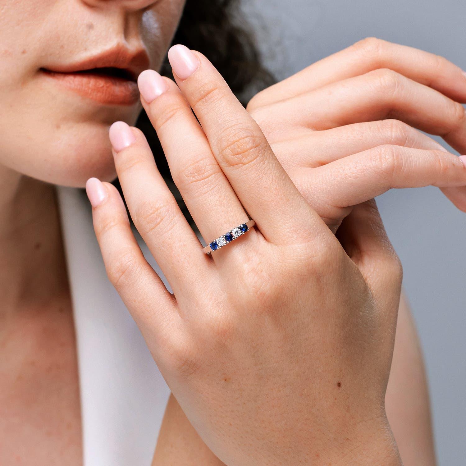 Alianza de boda Angara Natural Eternity de cinco piedras de zafiro y diamantes en oro de 14 quilates Moderno en venta