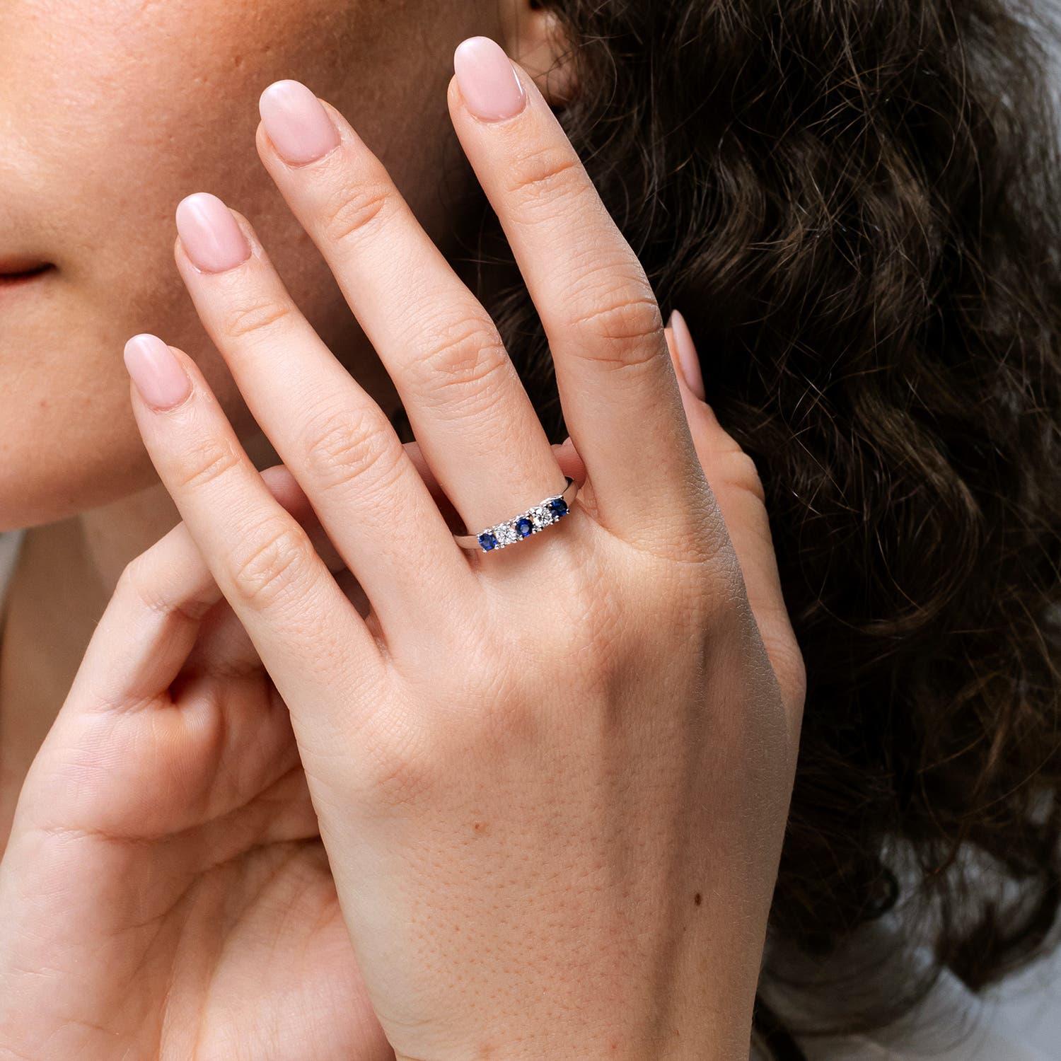 Alianza de boda Angara Natural Eternity de cinco piedras de zafiro y diamantes en oro de 14 quilates Corte redondo en venta