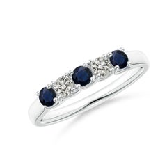Alianza de boda Angara Natural Eternity de cinco piedras de zafiro y diamantes en oro de 14 quilates