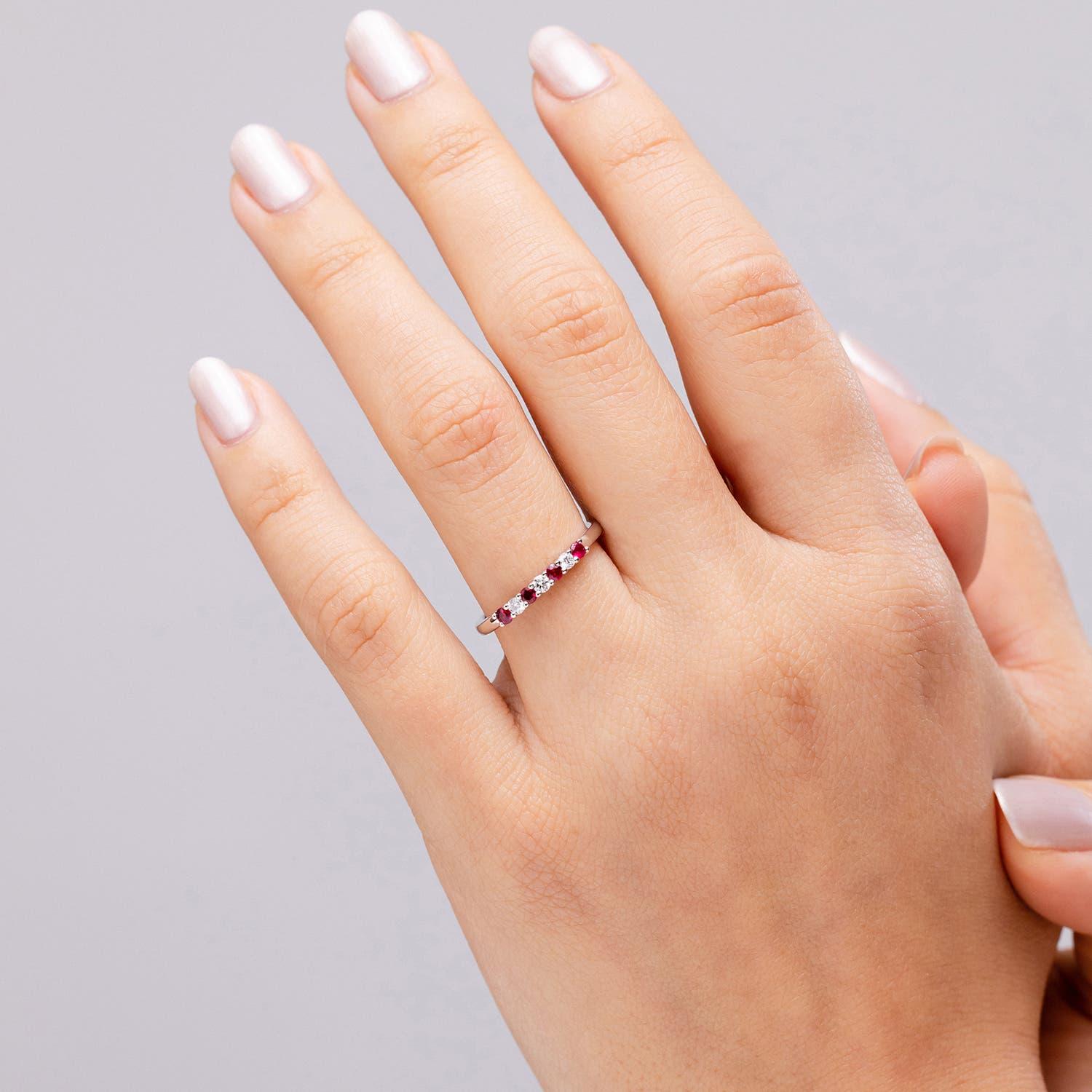 Anillo de boda Angara Natural Eternity de siete piedras de rubí y diamantes en oro de 14 quilates Moderno en venta