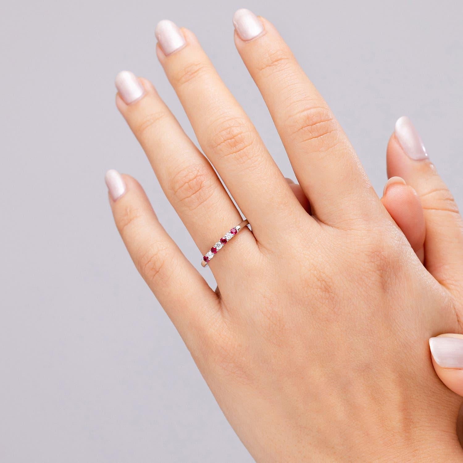 Anillo de boda Angara Natural Eternity de siete piedras de rubí y diamantes en oro de 14 quilates Corte redondo en venta