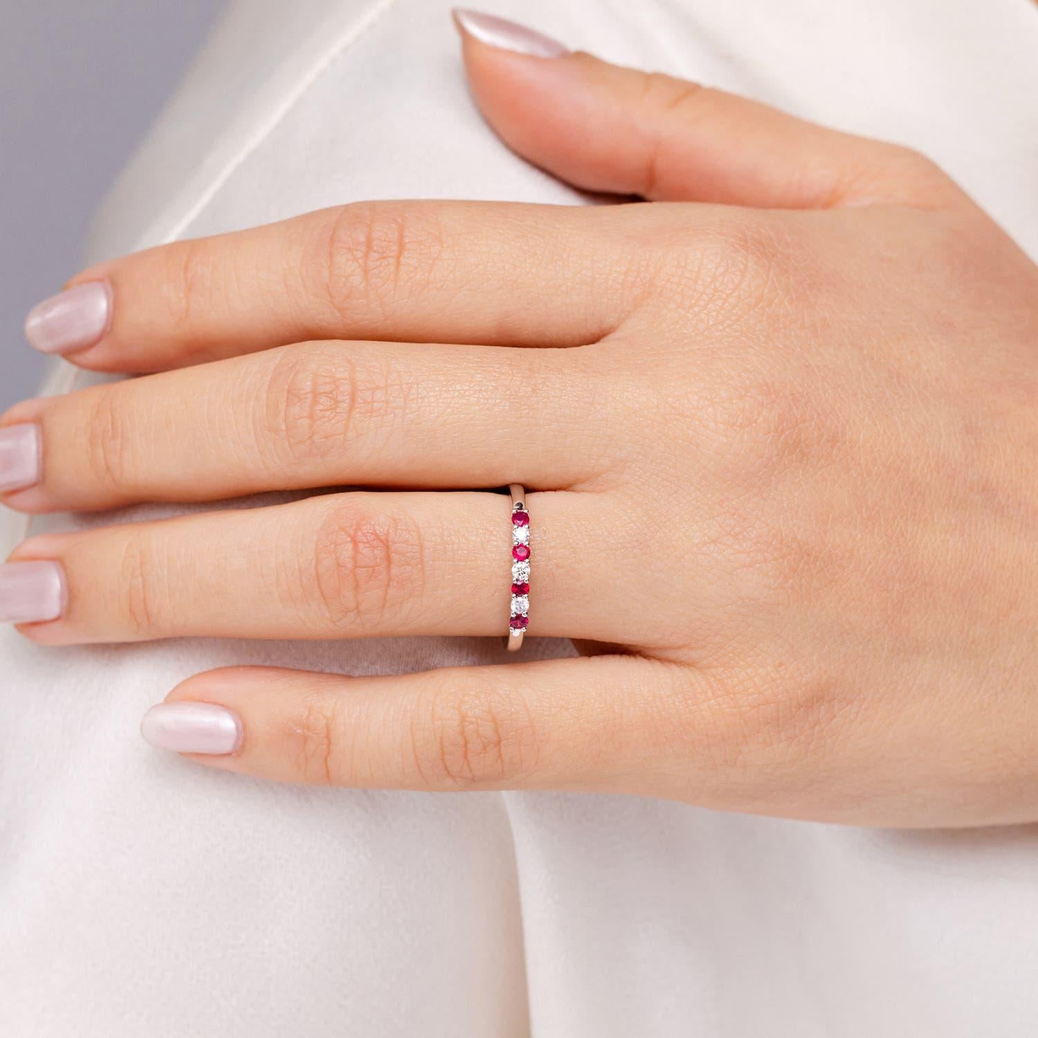 Anillo de boda Angara Natural Eternity de siete piedras de rubí y diamantes en oro de 14 quilates en Nuevo estado para la venta en Los Angeles, CA