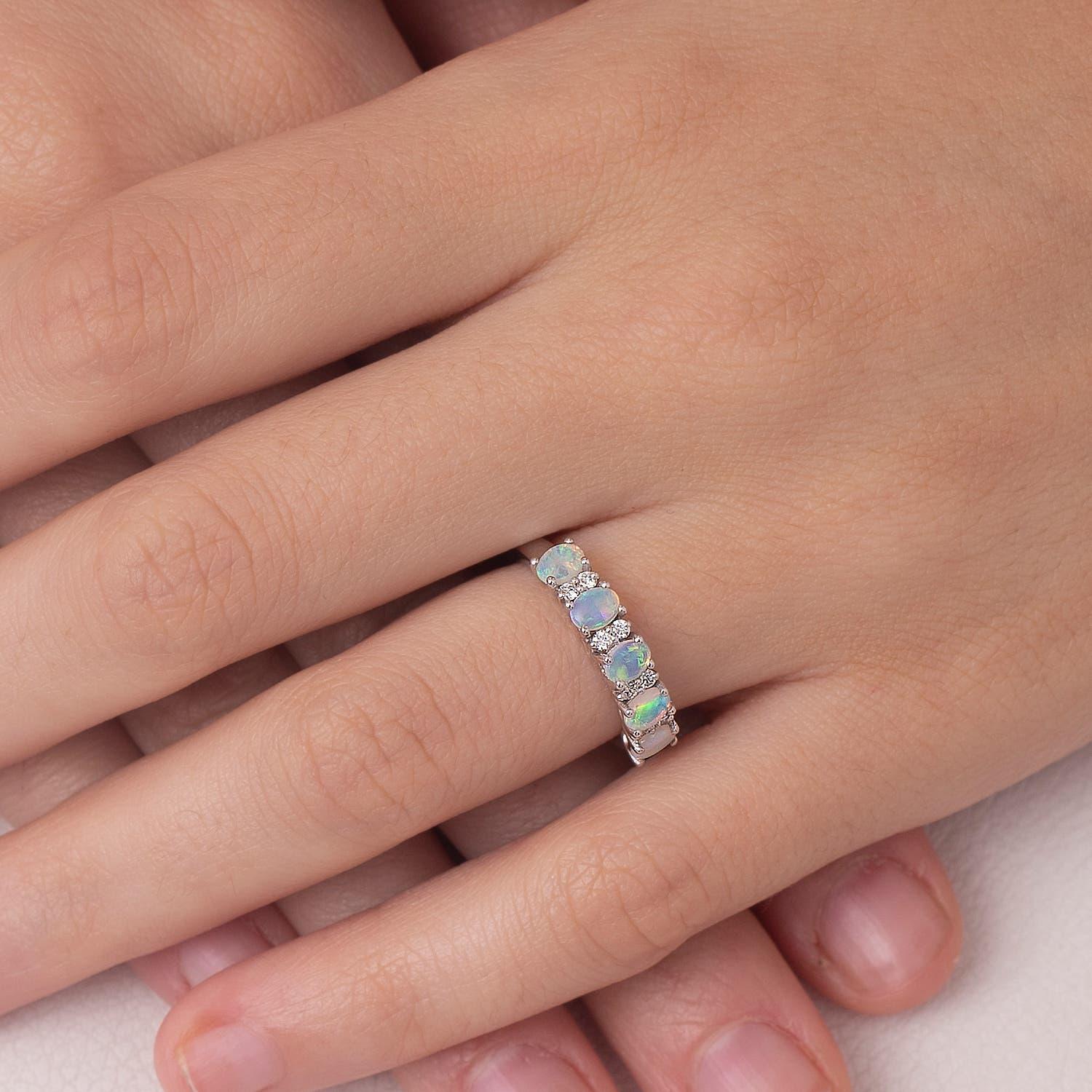 Angara natürlichen fünf Stein Opal und Diamant Ehering in 14K massivem Gold (Moderne) im Angebot