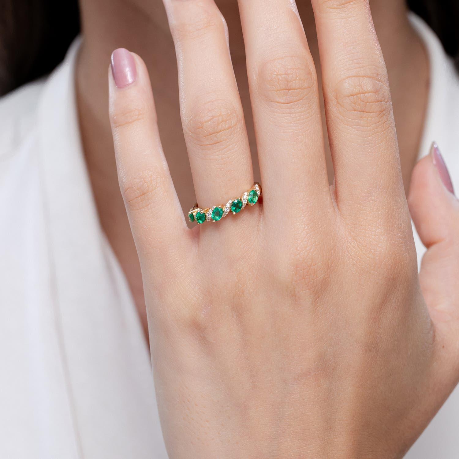 Angara natürlichen fünf Stein oval Smaragd Wirbel Ring mit Diamanten 14K Solid Gold (Ovalschliff) im Angebot