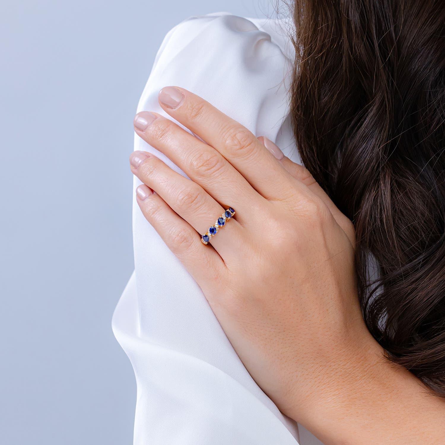 Moderne Angara Nature Five Stone Oval Sapphire Swirl Ring with Diamonds 14K Solid Gold (bague à tourbillon en saphir ovale avec diamants) en vente
