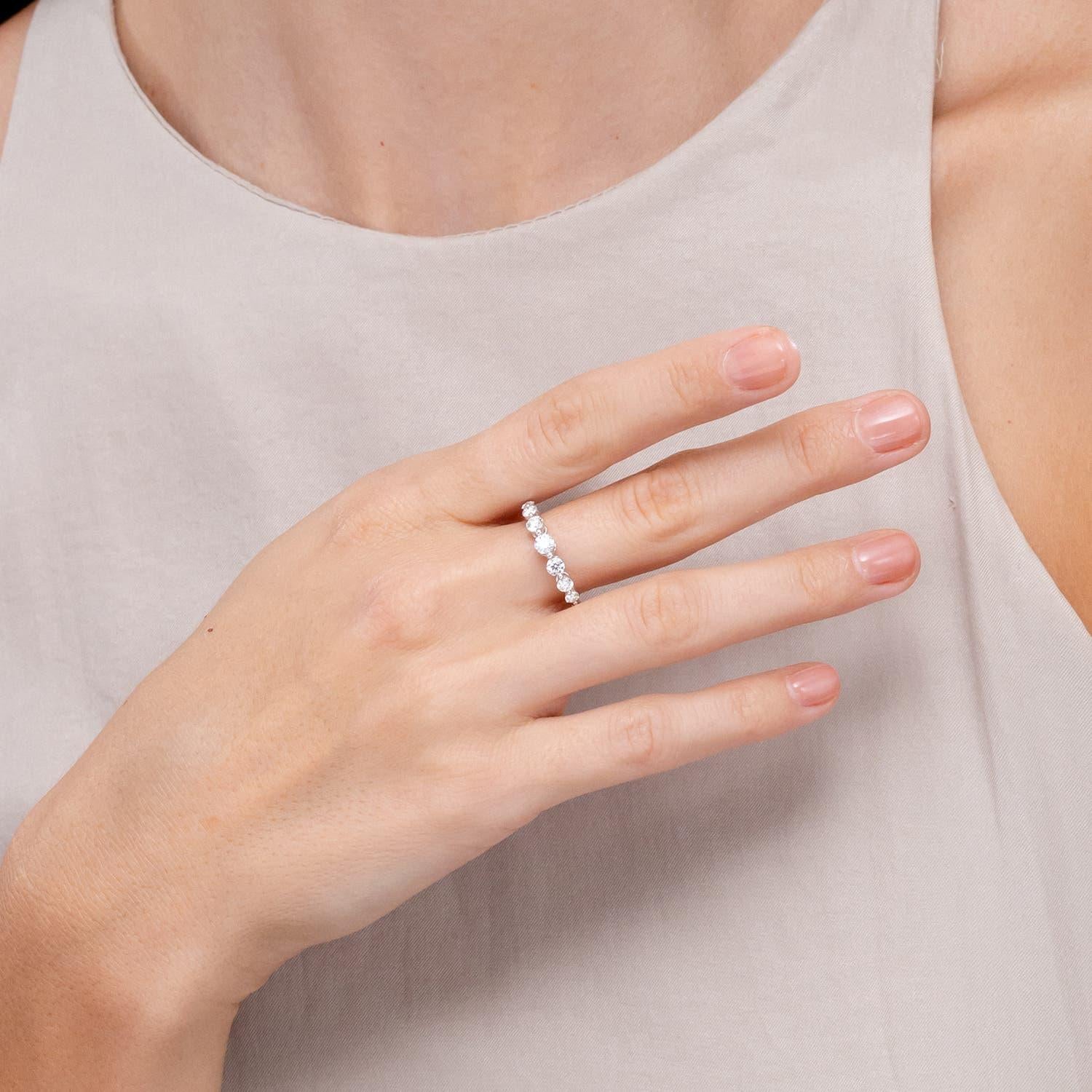Moderne Bague de mariage éternelle en or massif 14K à diamants ronds flottants naturels Angara en vente