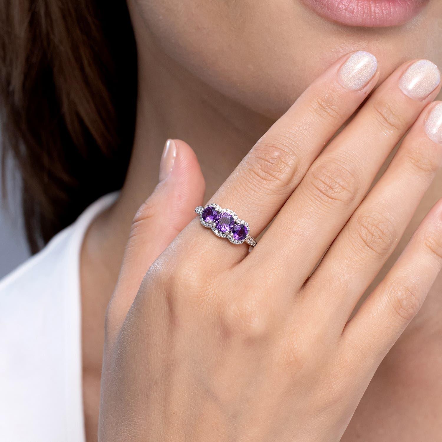 Moderno Anello Angara con ametista naturale fluttuante a tre pietre e diamante a raggiera in oro 14K in vendita