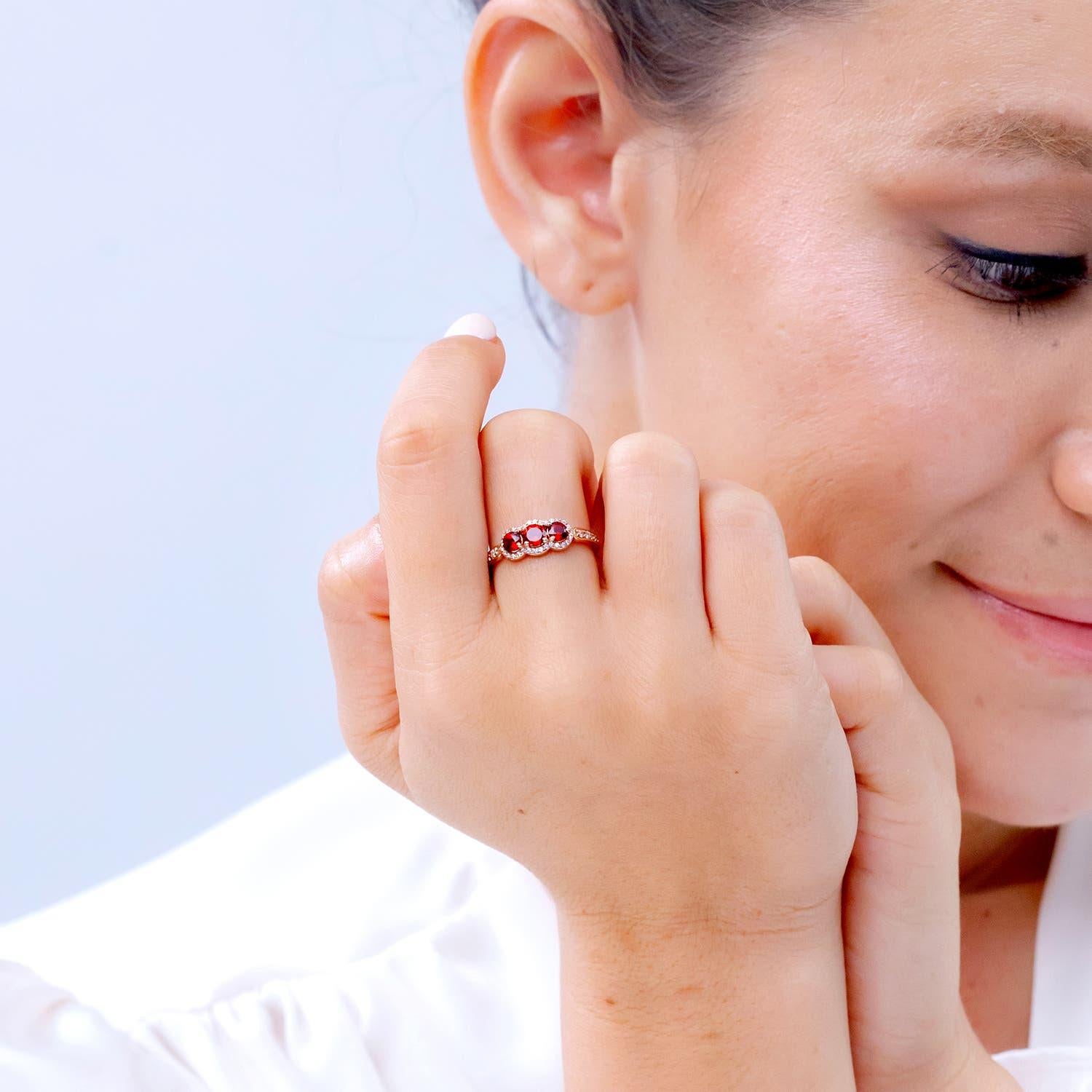 Anillo Angara de Granate Natural Flotante de Tres Piedras con Halo de Diamantes en Oro de 14K Moderno en venta