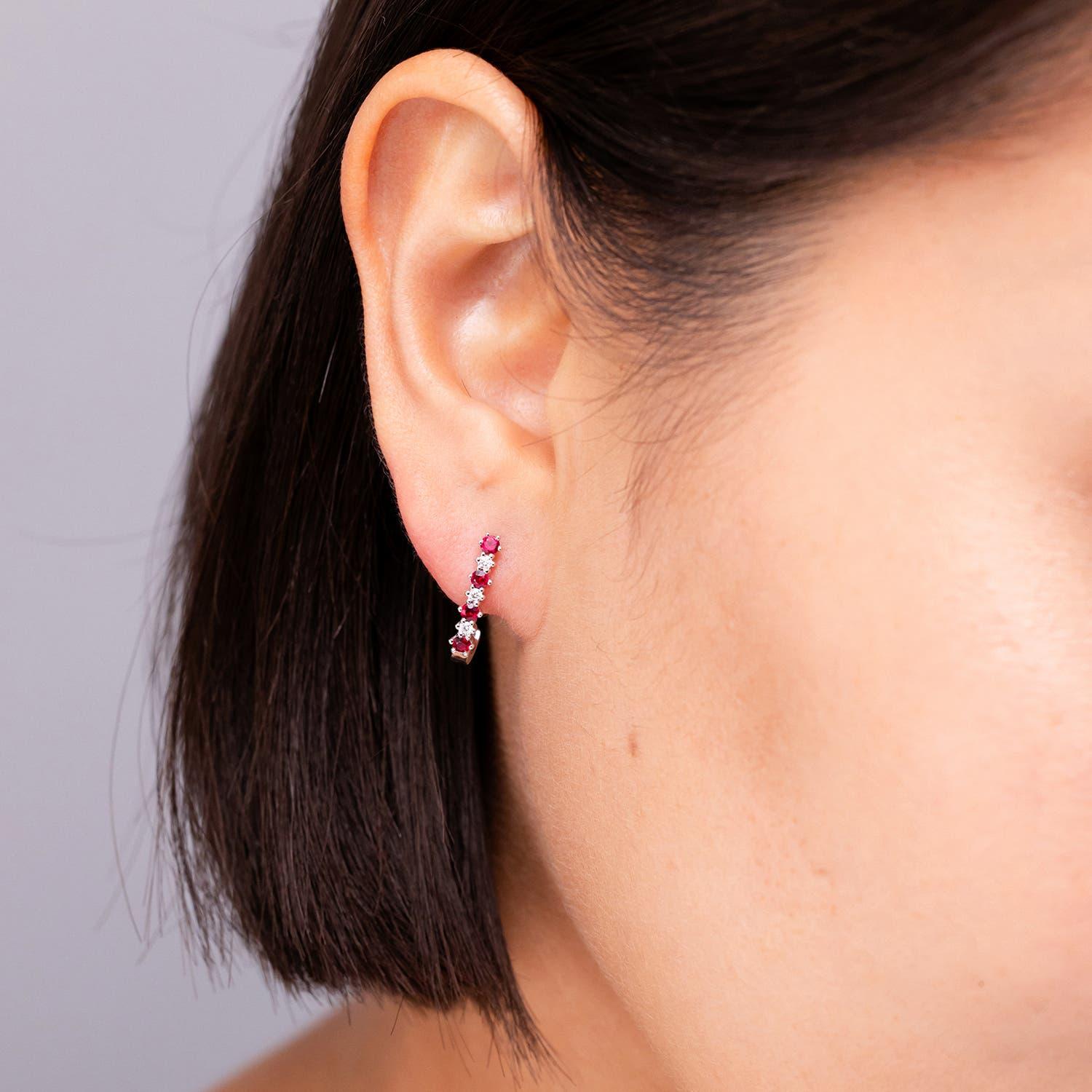 Taille ronde Angara - Boucles d'oreilles en J en or massif 14 carats avec grenat naturel et diamants pour femmes en vente