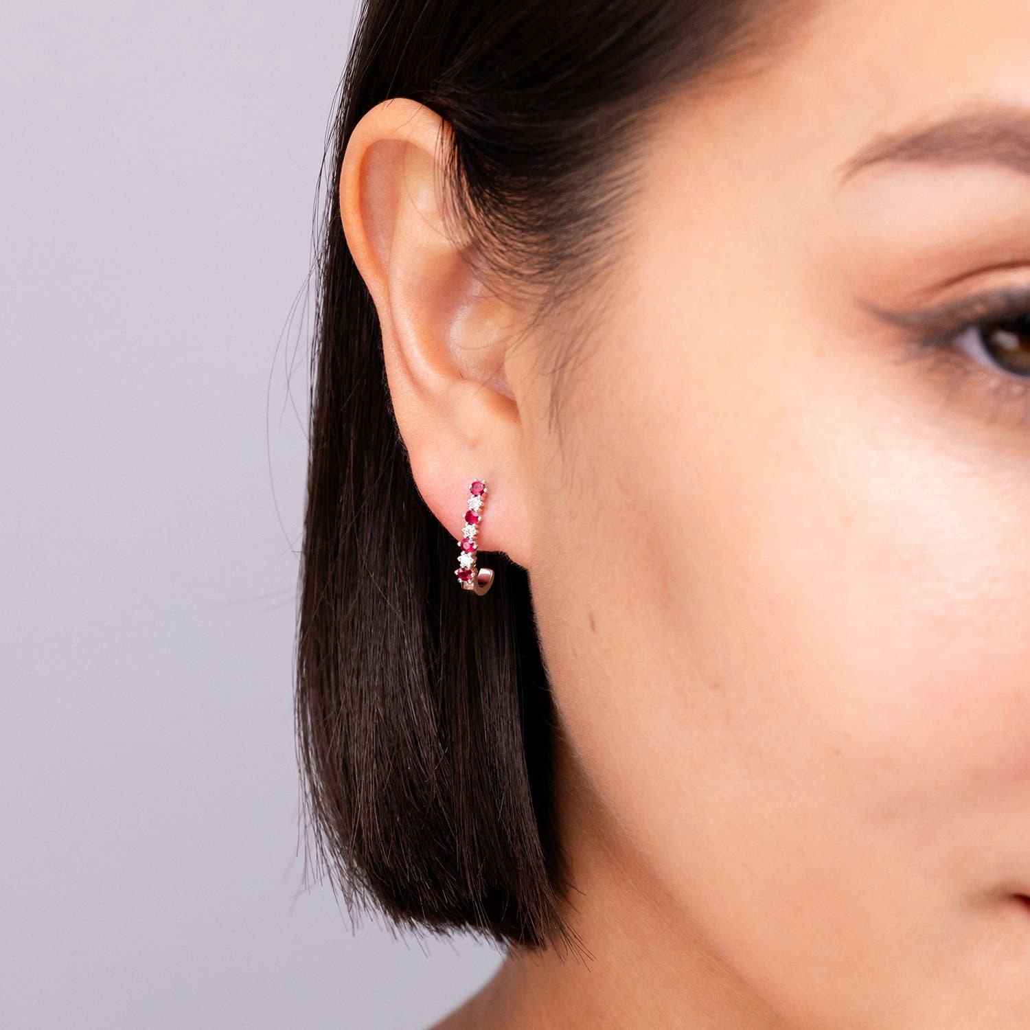 Angara - Boucles d'oreilles en J en or massif 14 carats avec grenat naturel et diamants pour femmes Neuf - En vente à Los Angeles, CA