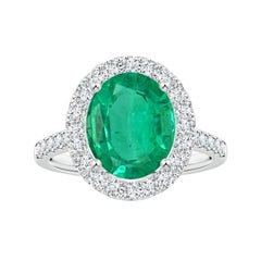 Angara Anillo de Esmeralda Ovalada Natural Certificada por el GIA de 3,58 ct con Diamantes en Oro de 14K
