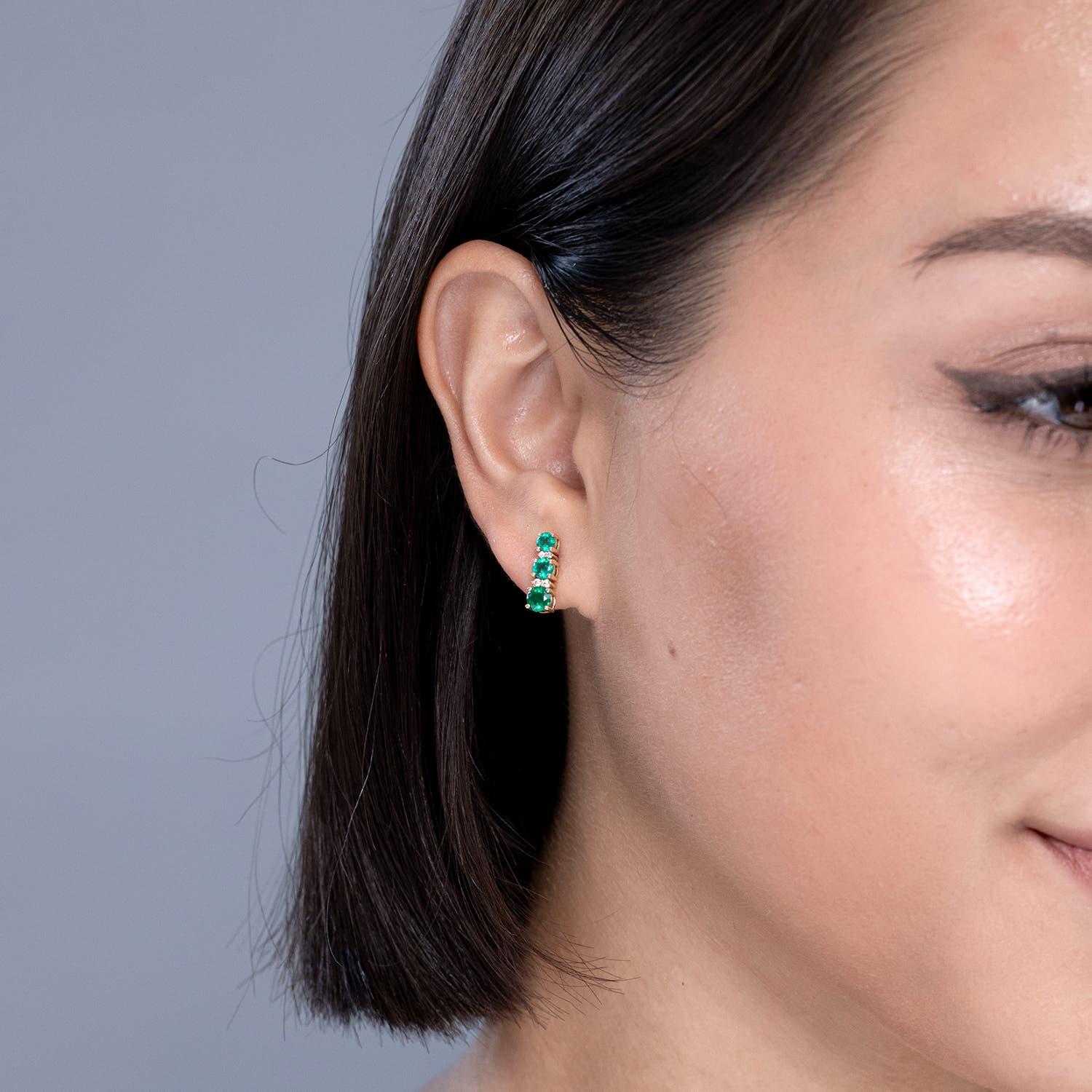 Angara Natural Graduated Emerald und Diamant Journey Ohrringe in 14K Solid Gold (Moderne) im Angebot